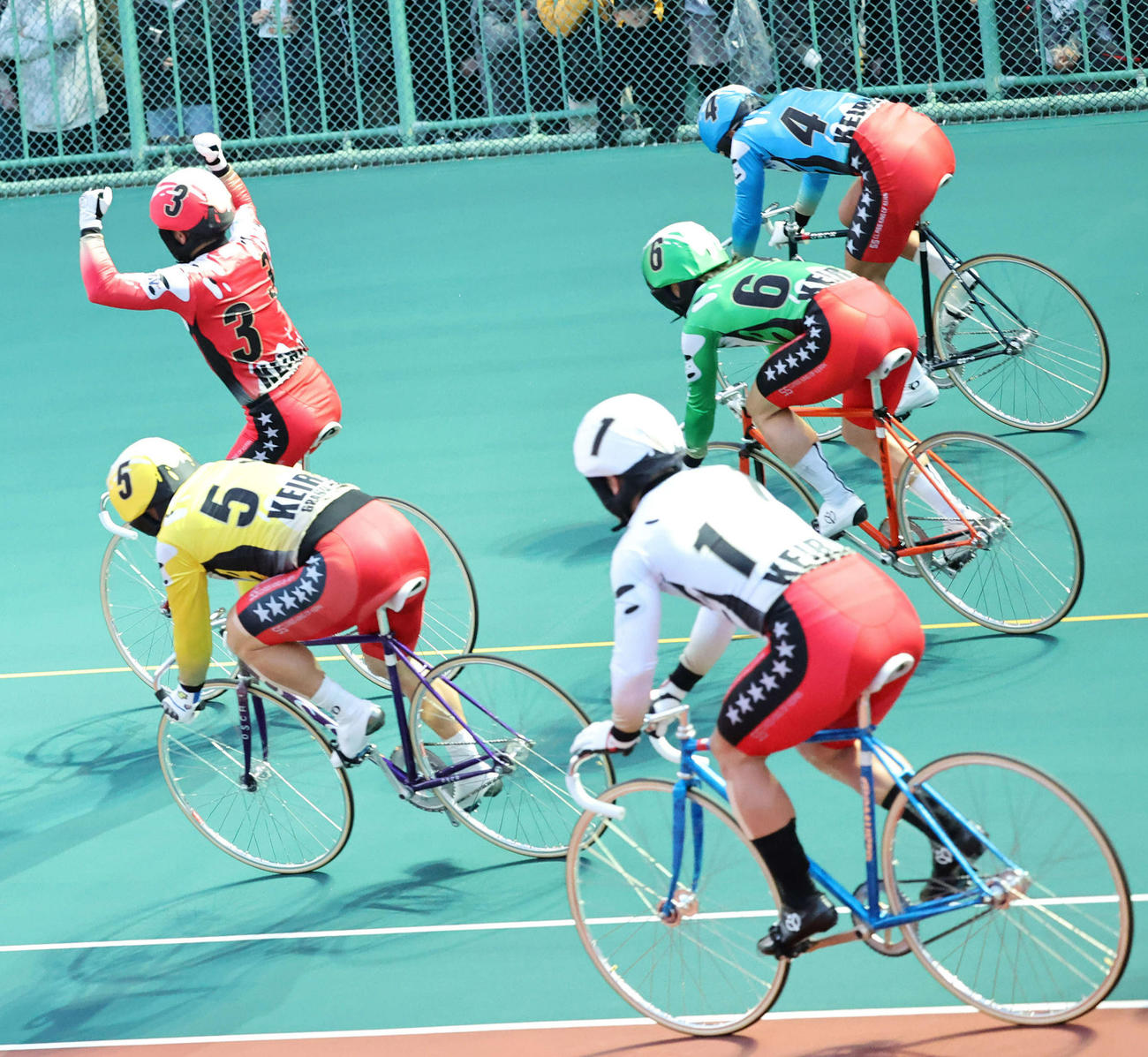 KEIRINグランプリで4着に敗れた古性優作（右手前）と優勝した松浦悠士（左奥）ら（撮影・鈴木正人）