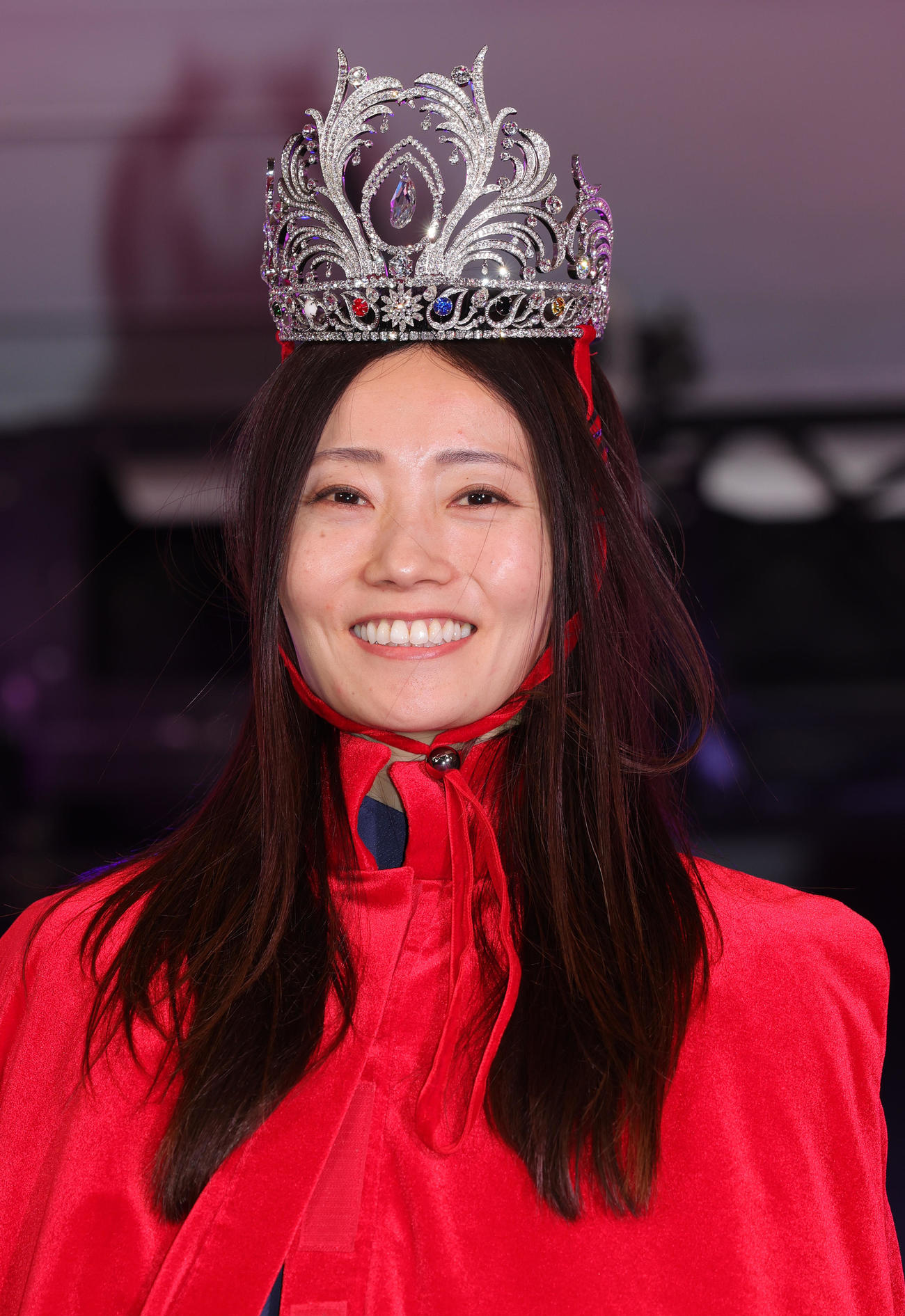 クイーンズクライマックスを制しティアラをかぶり喜ぶ浜田亜理沙（撮影・野上伸悟）