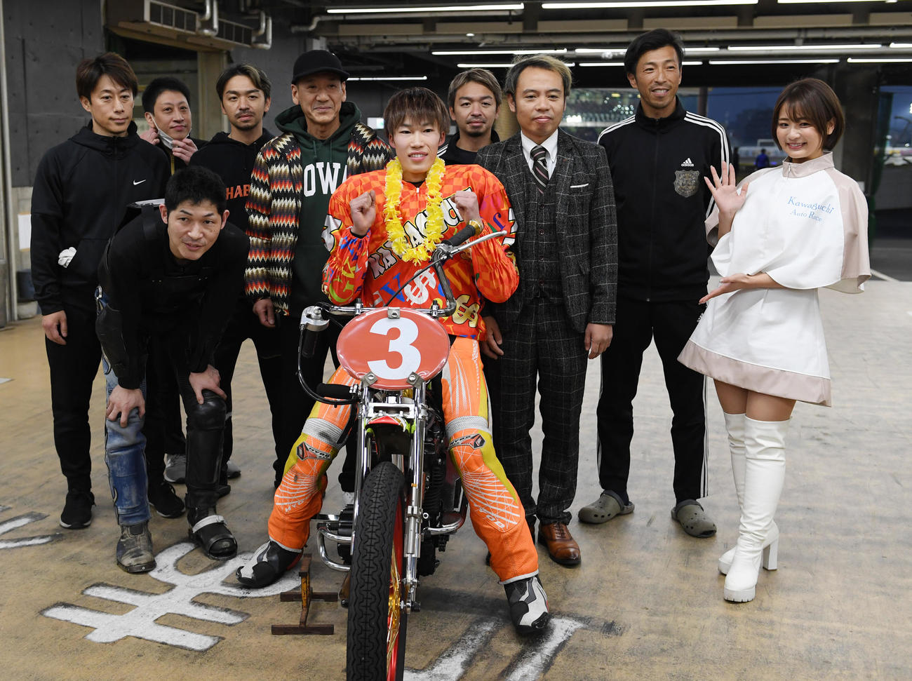 シリーズ戦で優勝した佐藤励（中央）は仲間と記念撮影に納まる（撮影・柴田隆二）