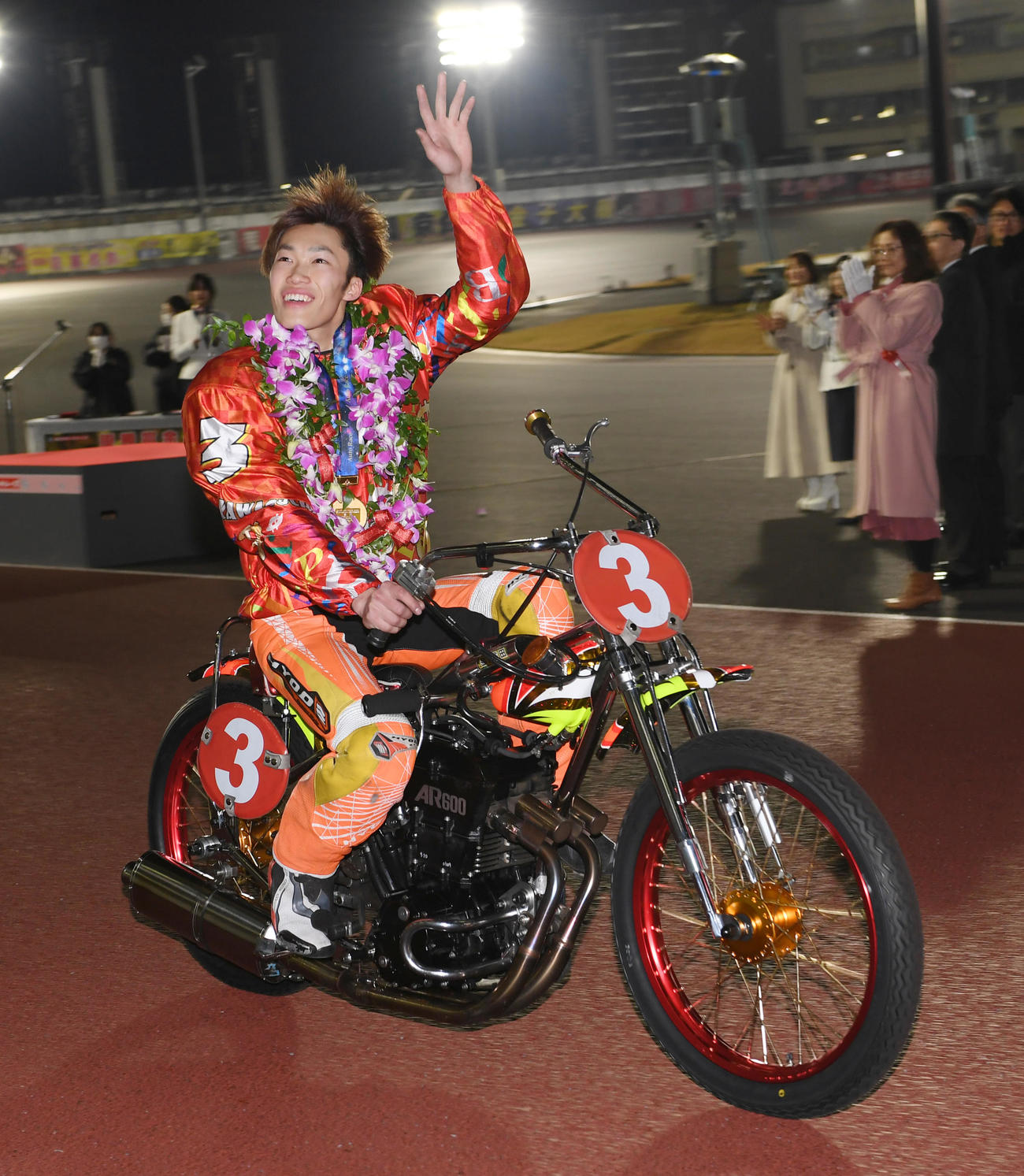 シリーズ戦で優勝した佐藤励はウイニングランする（撮影・柴田隆二）