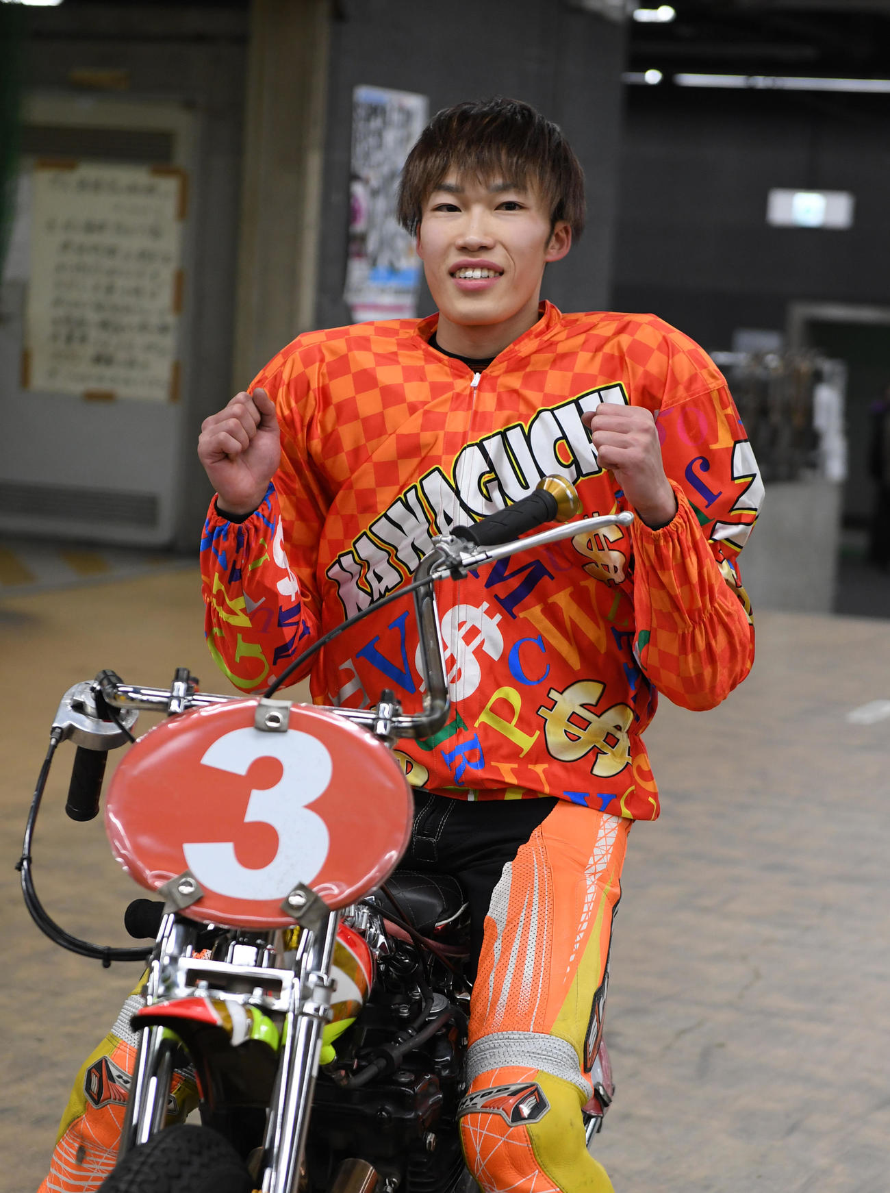 シリーズ戦で優勝した佐藤励はガッツポーズする（撮影・柴田隆二）