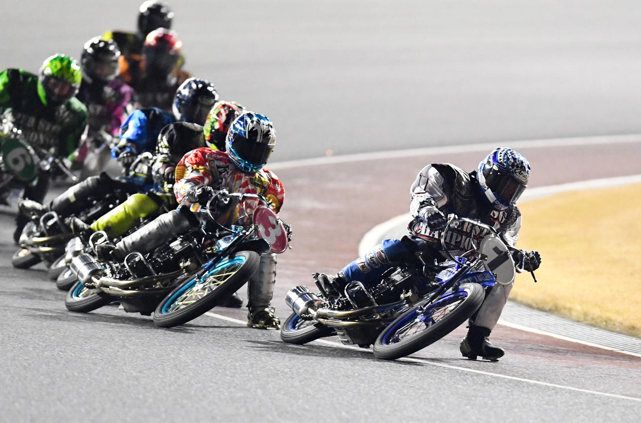 SS王座決定戦12R、1着青山周平（1）、2着鈴木圭一郎（3）、3着黒川京介（2）（撮影・柴田隆二）
