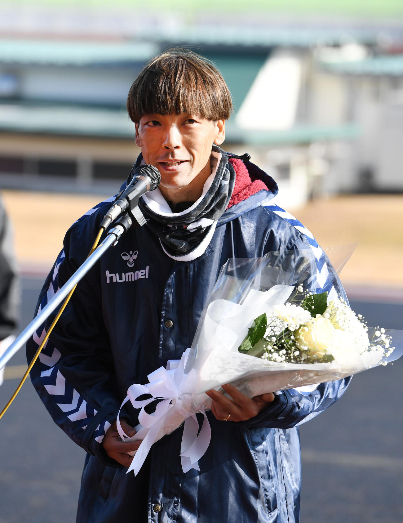 SS王座決定戦の選手紹介であいさつする青山周平（撮影・柴田隆二）