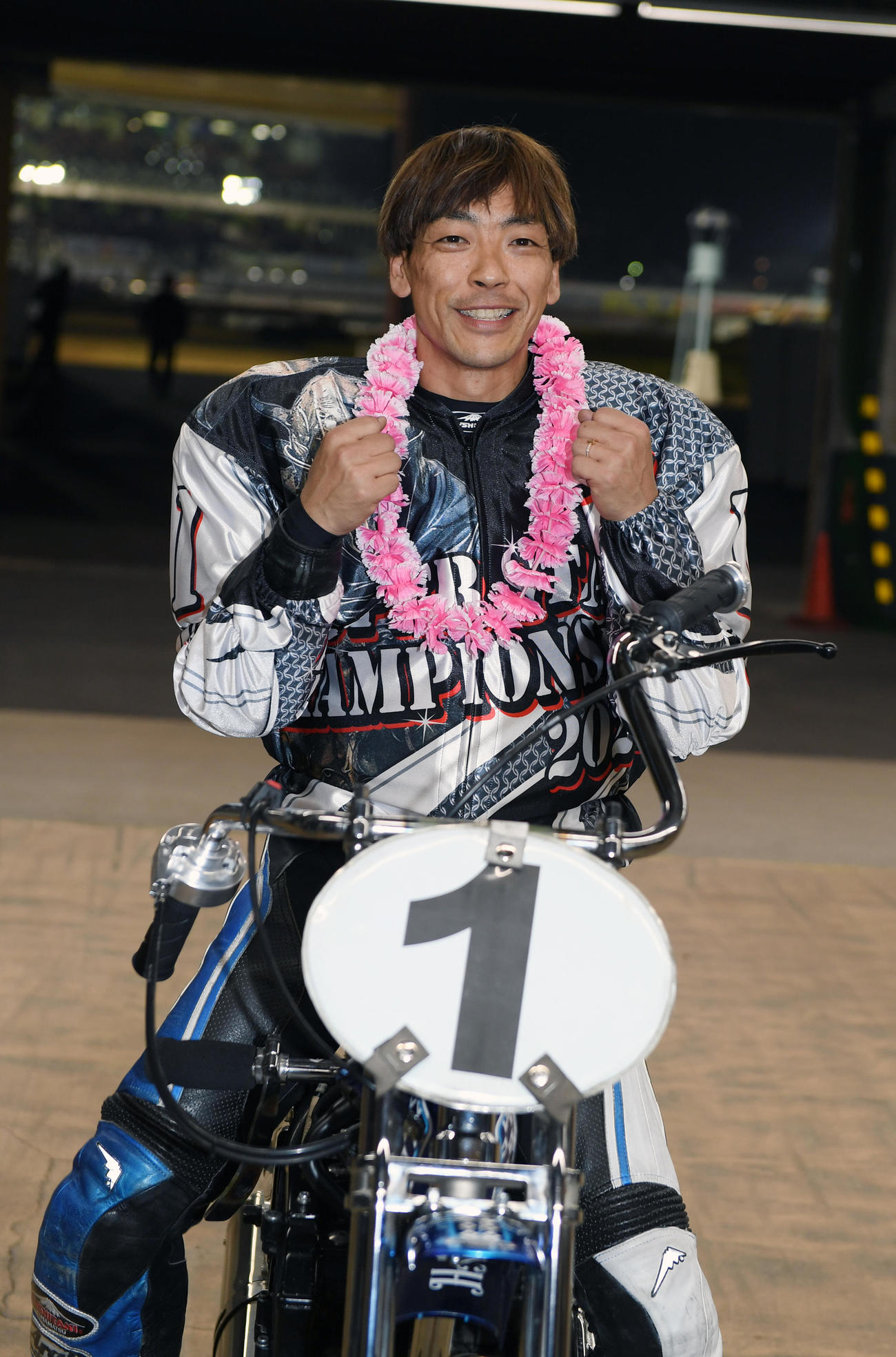 SS王座決定戦で優勝した青山周平はガッツポーズする（撮影・柴田隆二）