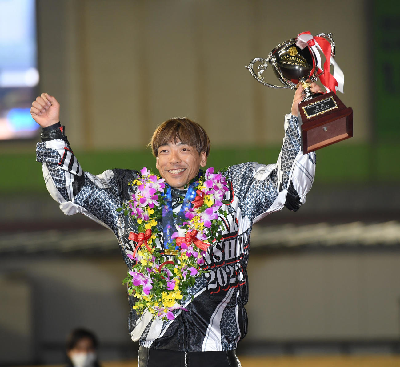 SS王座決定戦で優勝した青山周平は優勝杯を掲げる（撮影・柴田隆二）