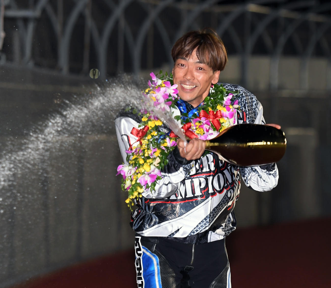 SS王座決定戦で優勝した青山周平はシャンパンファイトする（撮影・柴田隆二）