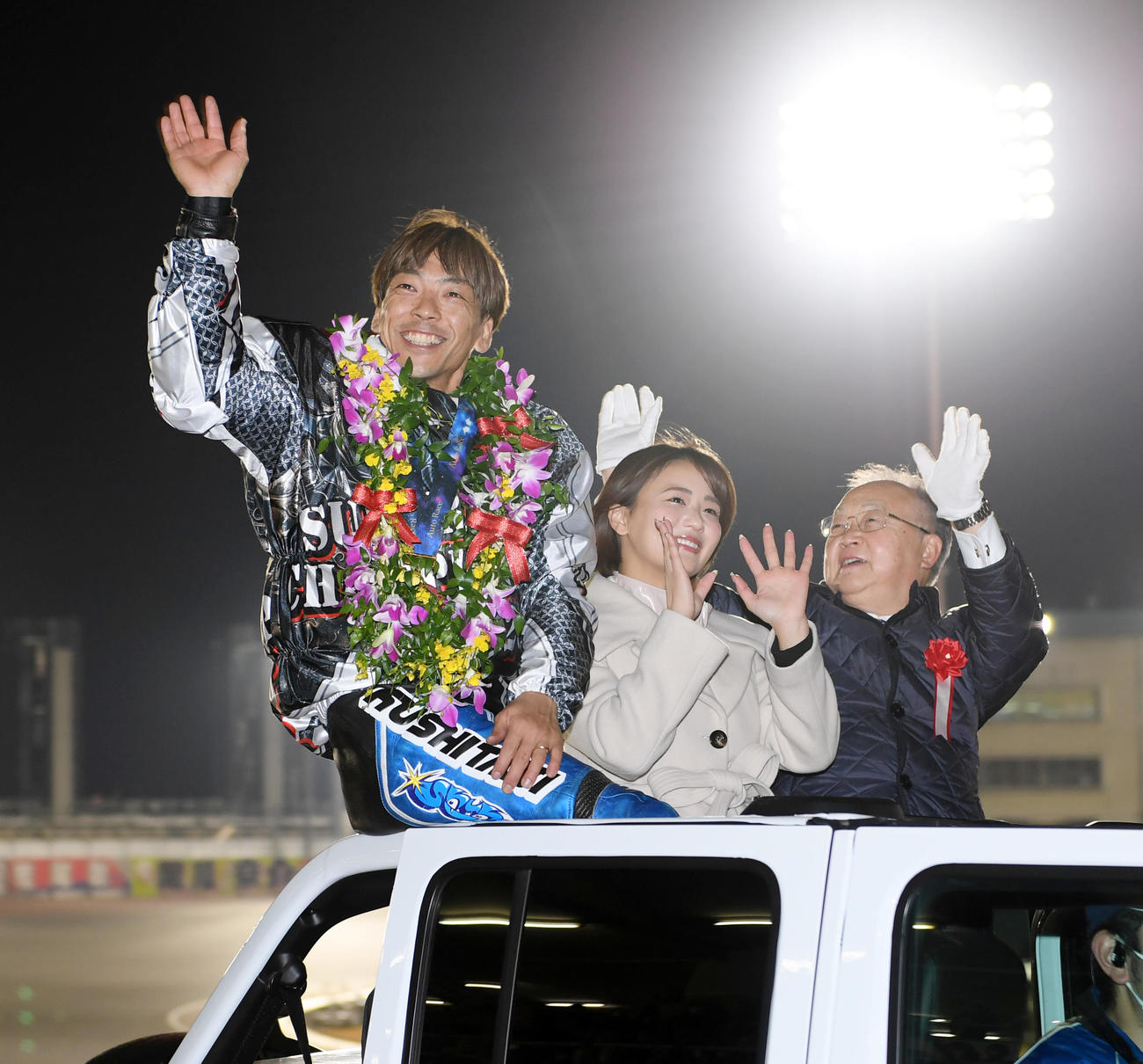 SS王座決定戦で優勝した青山周平（左）はイメージガール平嶋夏海、奥ノ木信夫川口市長と場内1周する（撮影・柴田隆二）