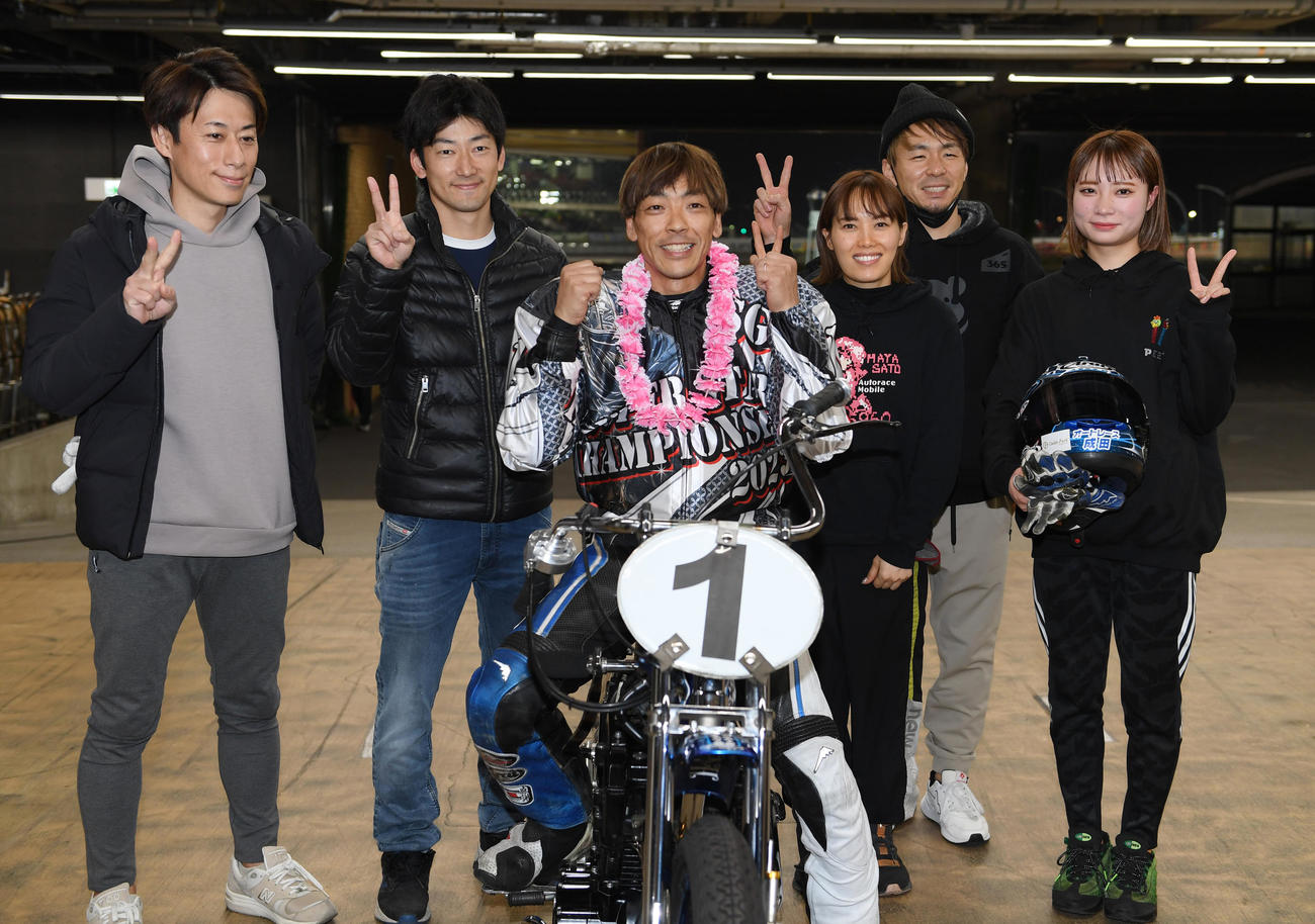 SS王座決定戦で優勝した青山周平（中央）は仲間と記念撮影する（撮影・柴田隆二）