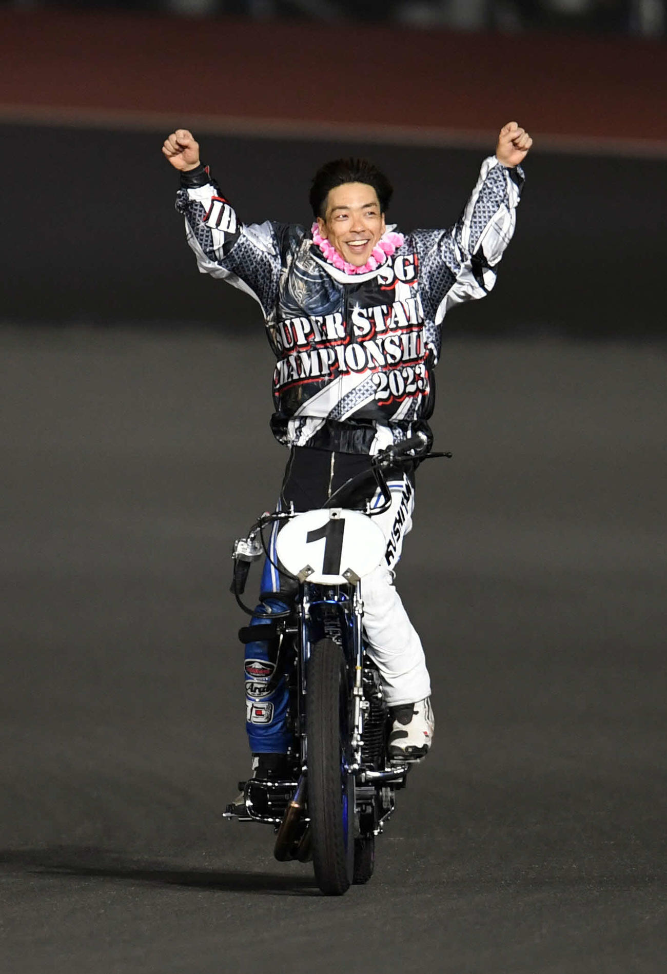 SS王座決定戦で優勝した青山周平はガッツポーズする（撮影・柴田隆二）