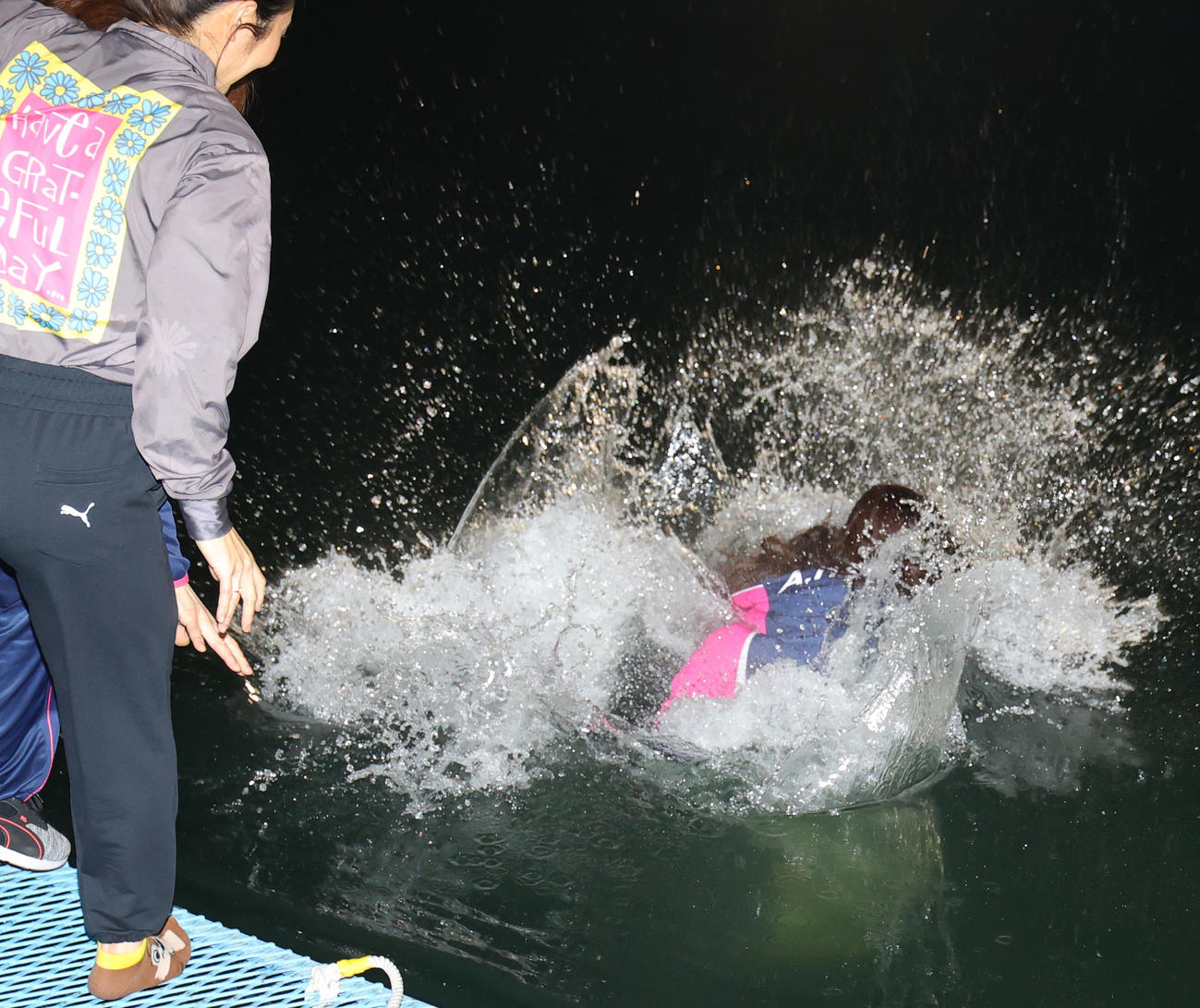 クイーンズクライマックスを制し、水神祭で水の中に飛び込む浜田亜理沙（撮影・野上伸悟）
