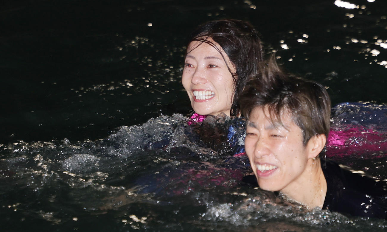 クイーンズクライマックスを制し、水神祭で水の中に飛び込む浜田亜理沙（撮影・野上伸悟）