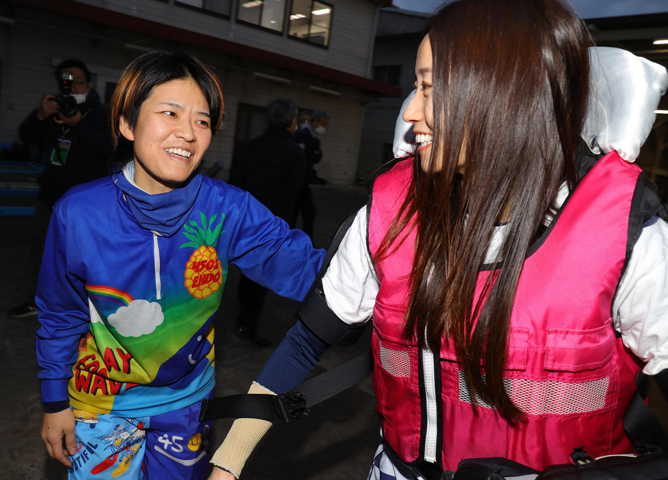クイーンズクライマックスを制した浜田亜理沙（右）を祝福する2着の遠藤エミ（撮影・野上伸悟）