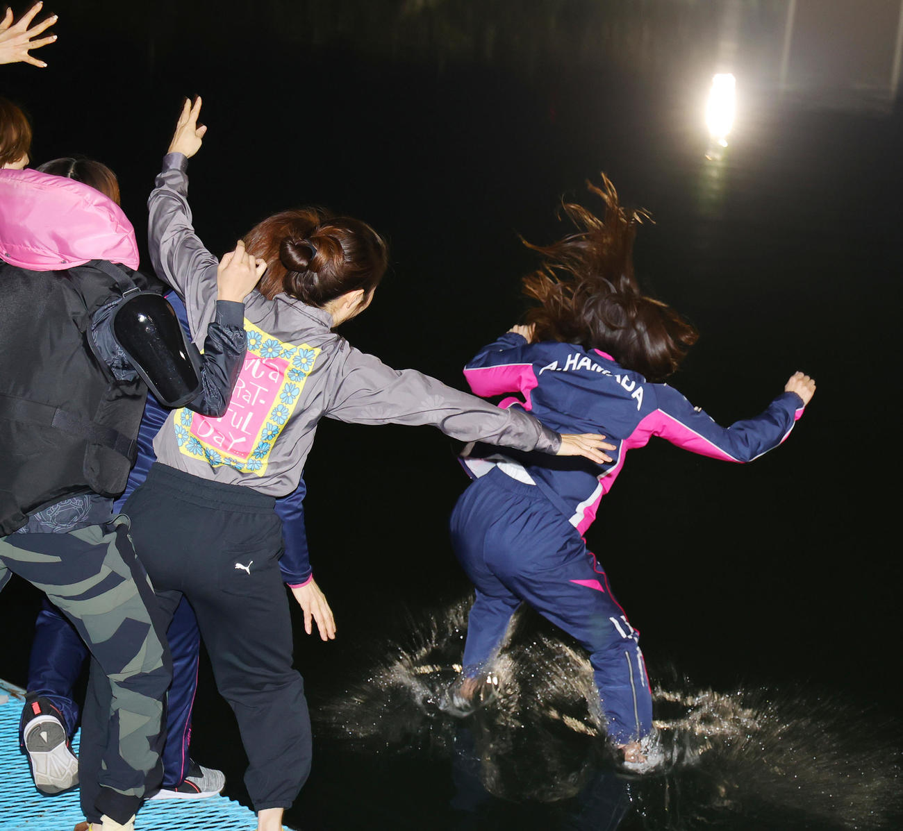 クイーンズクライマックスを制し、水神祭で水の中に飛び込む浜田亜理沙（撮影・野上伸悟）