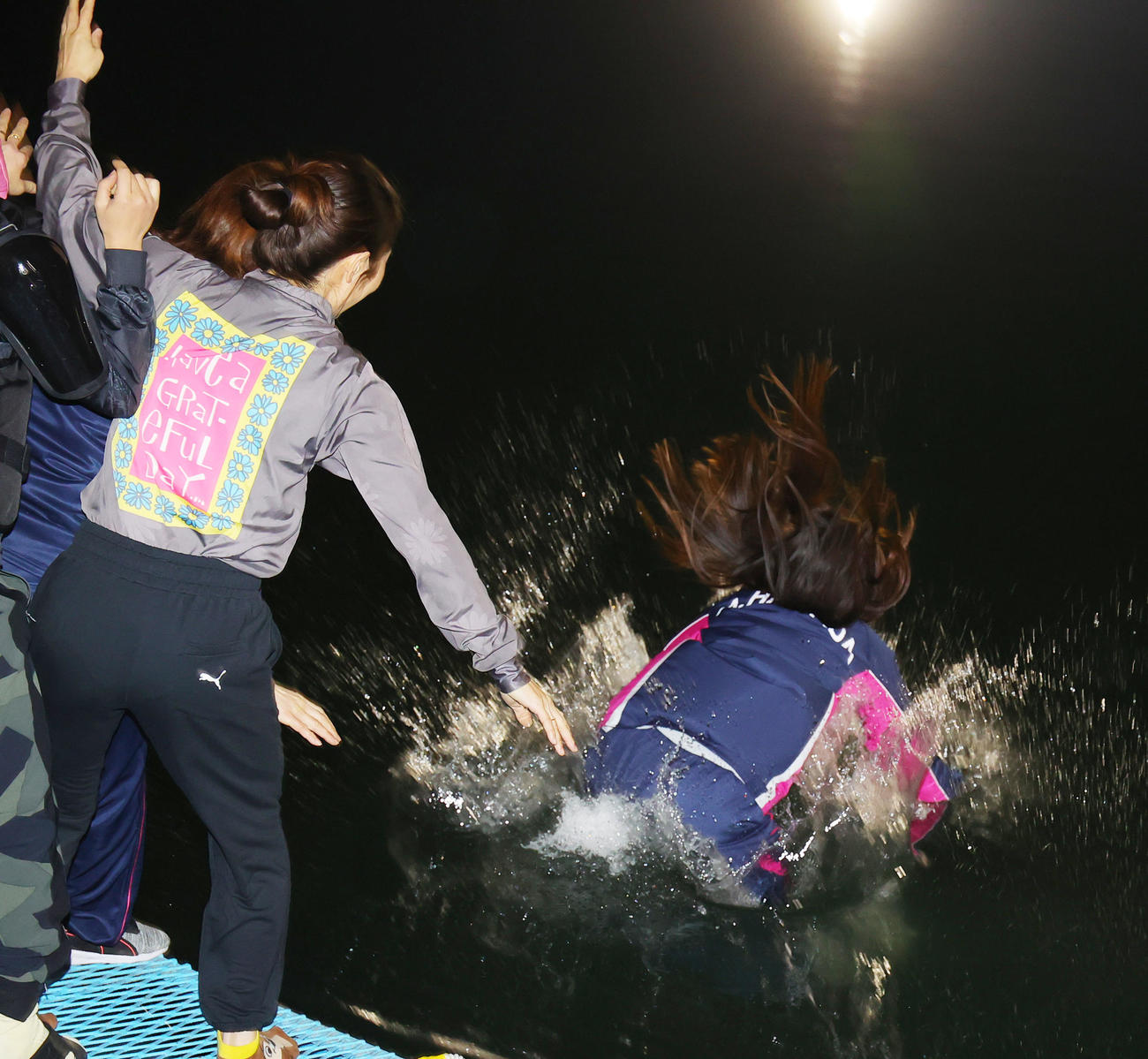 クイーンズクライマックスを制し、水神祭で水の中に飛び込む浜田亜理沙（撮影・野上伸悟）