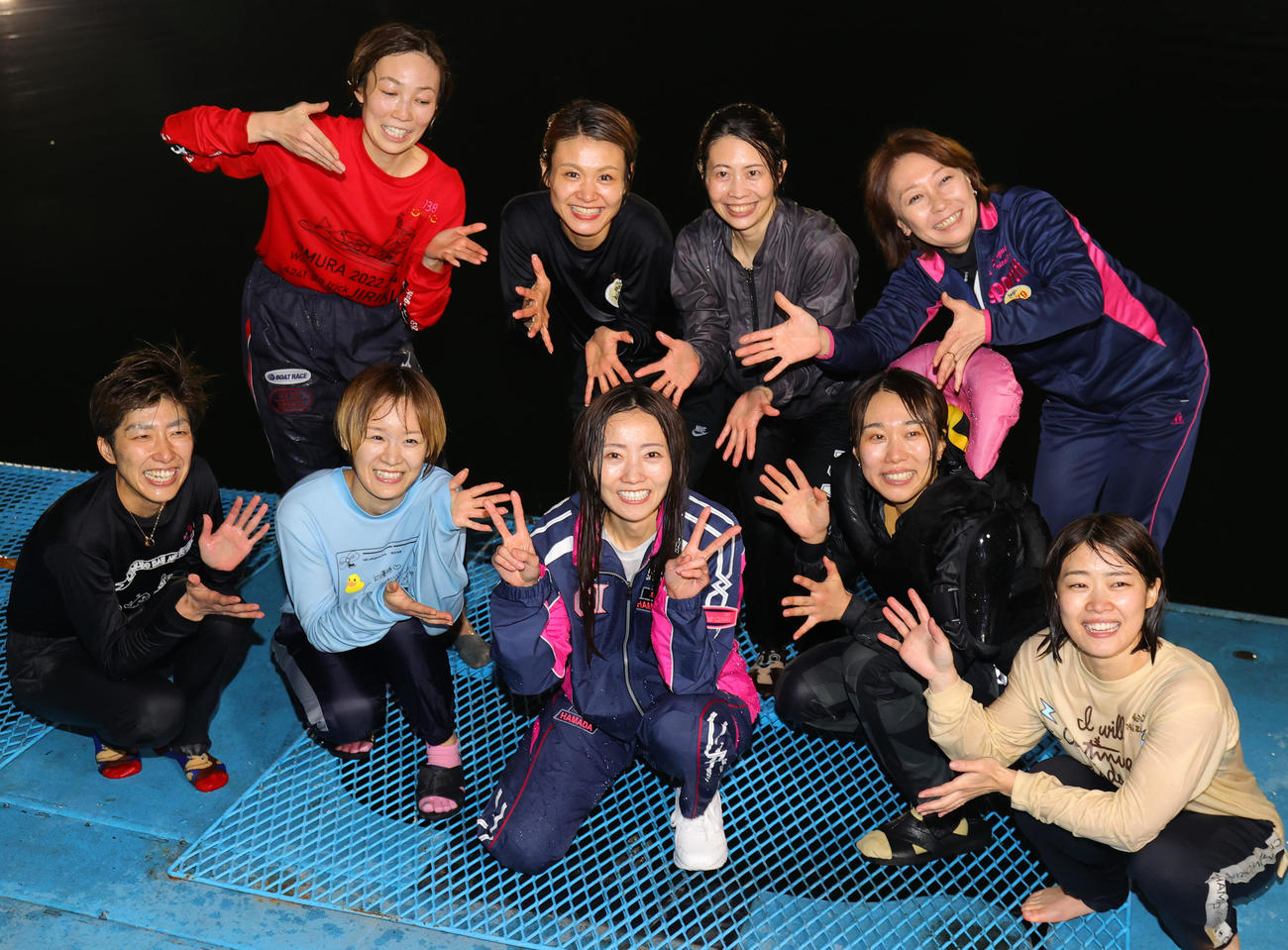 クイーンズクライマックス　クイーンズクライマックスを制し、水神祭で仲間とともに水の中に飛び込んだ浜田亜理沙（前列中央）。前列左から黒沢めぐみ、前田紗希、1人おいて今井美亜、藪内瑞希、後列左から清埜翔子、中沢宏奈、山下友貴、中里優子（撮影・野上伸悟）