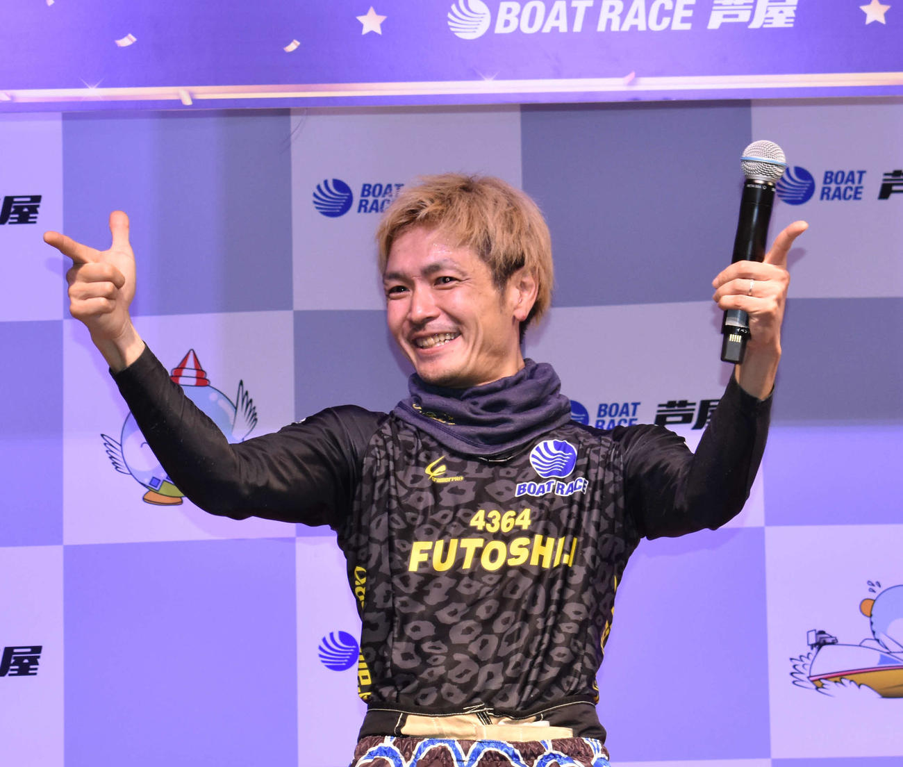 新春初Vを果たした池永太が表彰式で決めポーズ