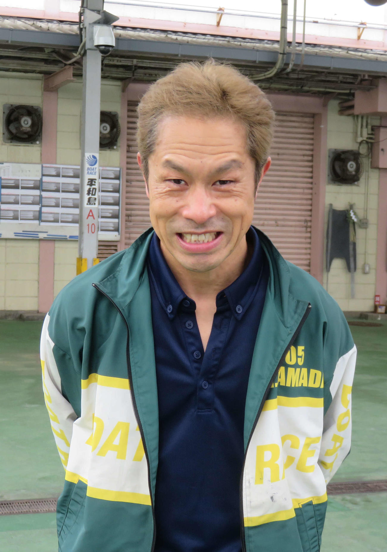 ふさふさのヘアスタイルで笑顔の山田竜一