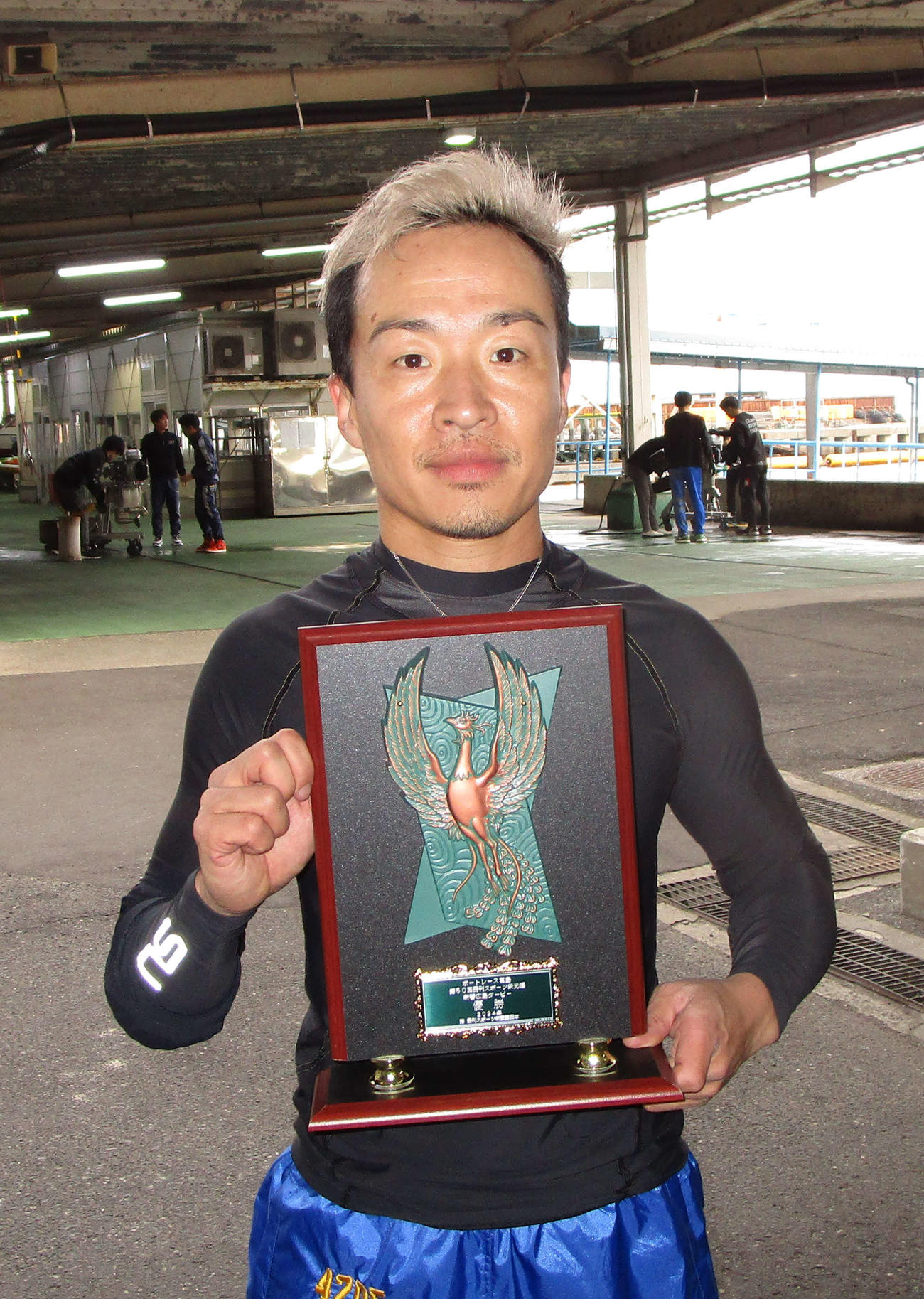 優勝を決め、日刊スポーツ栄光楯を手にする山口剛