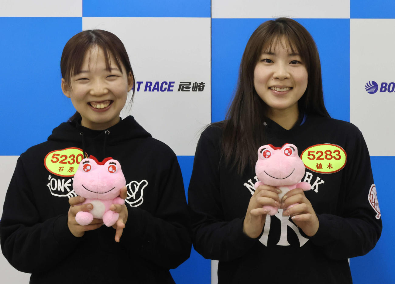 めでたく成人の日を迎えた石原凪紗（左）と植木美帆が記念品を手に笑顔を見せた