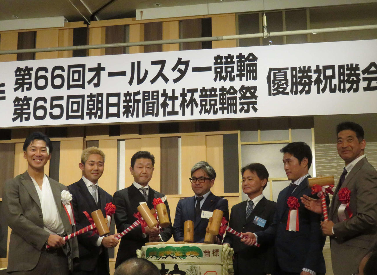 祝勝会　真杉匠（左）が記念の鏡開きに臨む（右端は神山雄一郎）