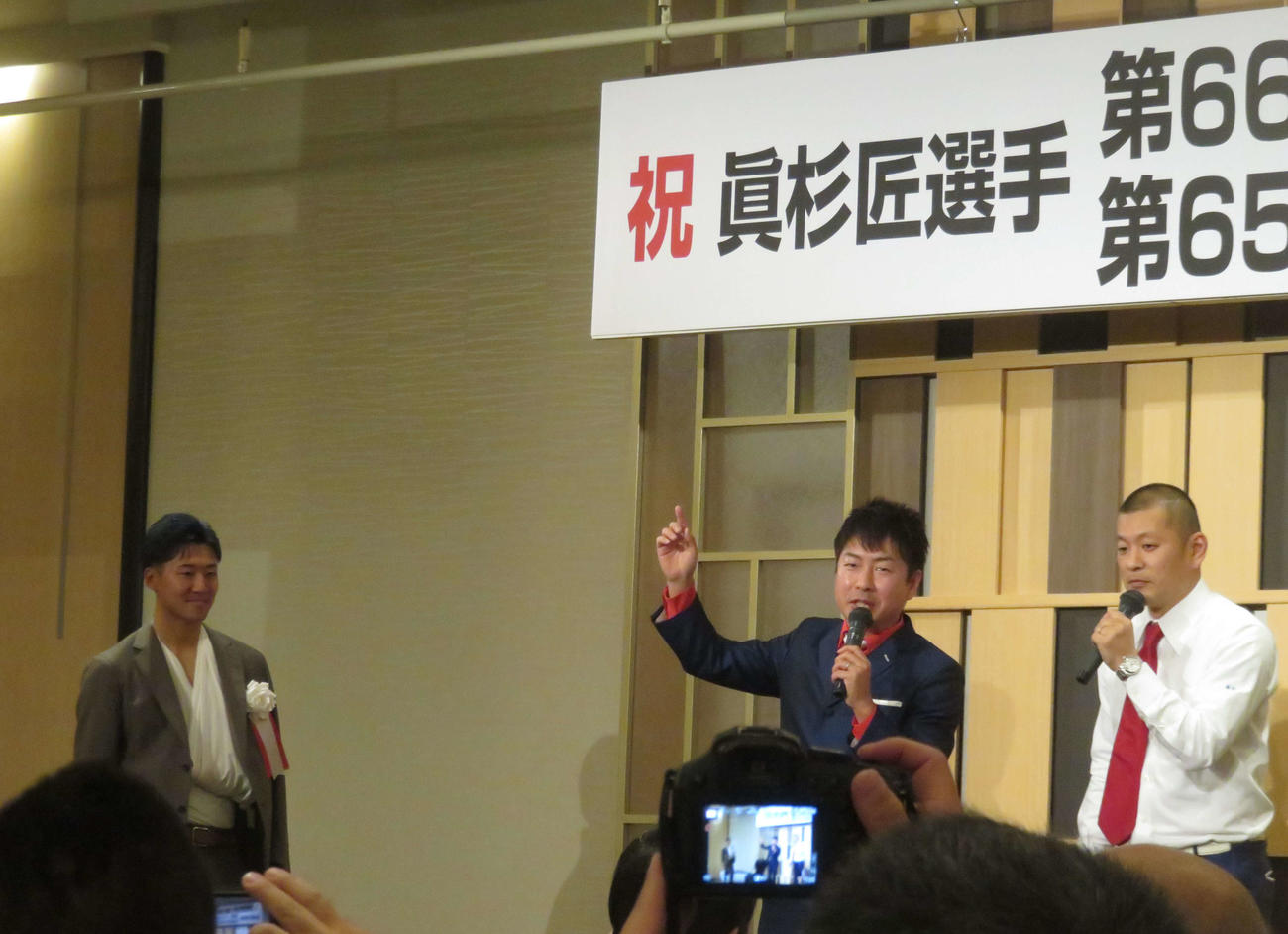 祝勝会　真杉匠（左）が栃木出身のU字工事とトークショーを行う
