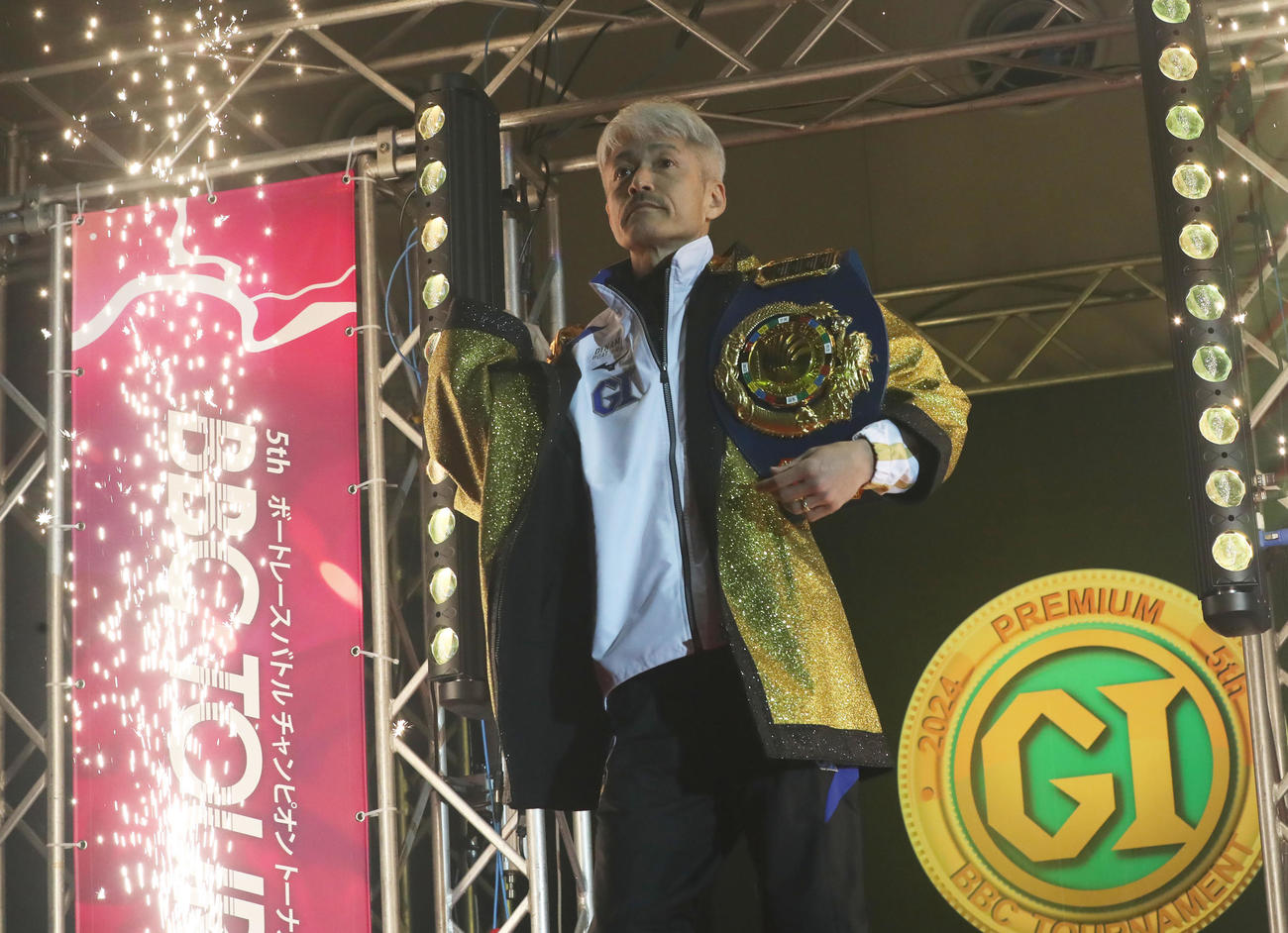 オープニングセレモニーに登場する前年覇者前年覇者の松井繁（撮影・冨田成美）