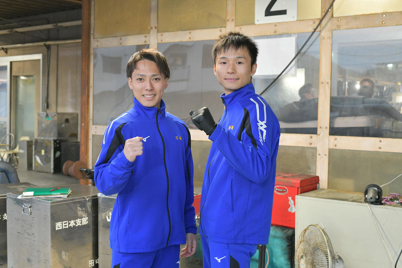 デビュー戦を迎える石橋啓士（左）、福岡鷹（右）