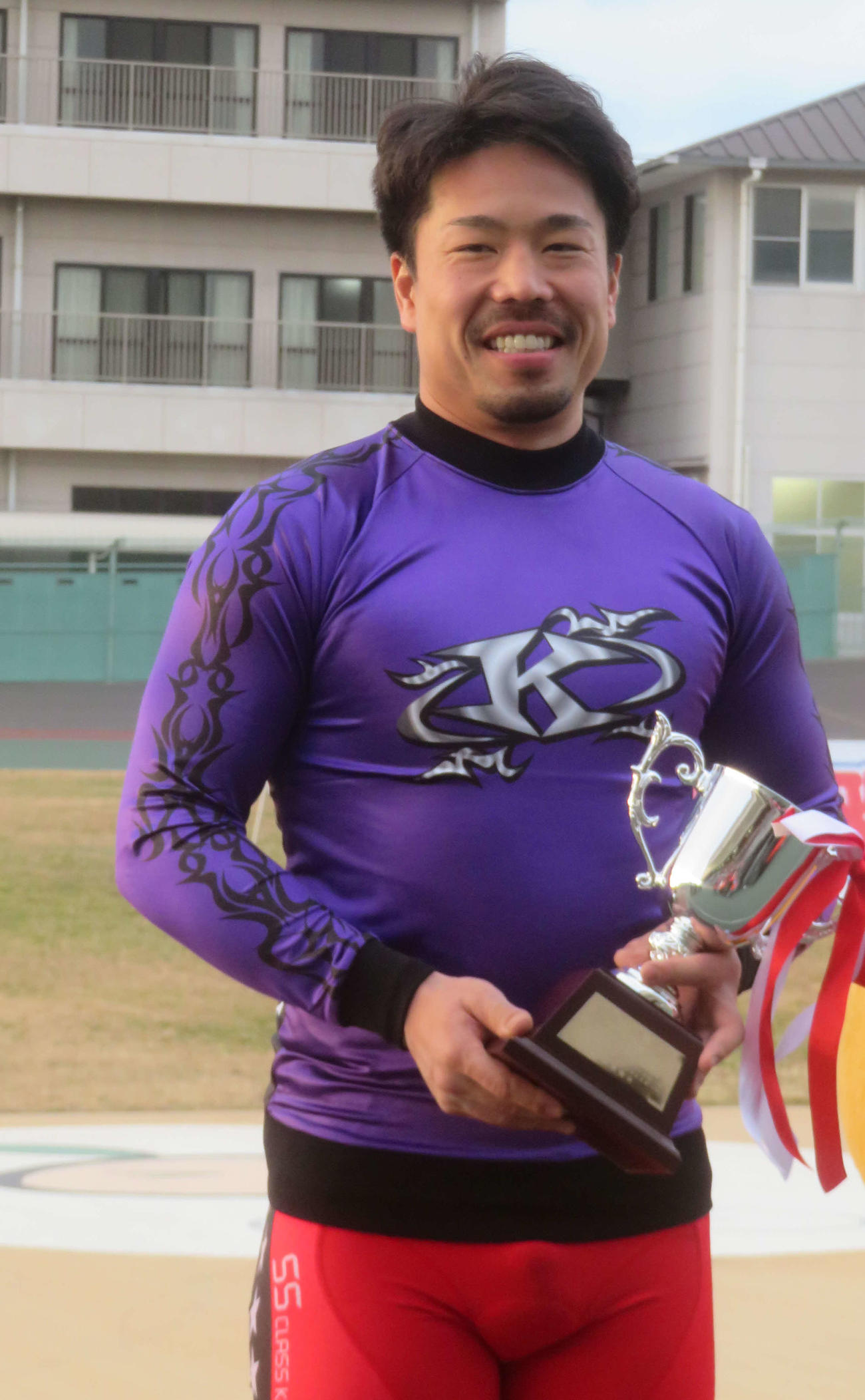 今年初優勝の古性優作はカップを手に満面の笑みを見せた