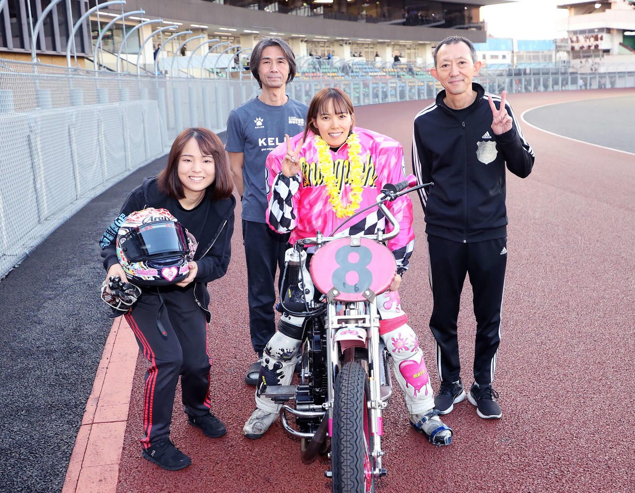 優勝戦を制し笑顔を見せる佐藤摩弥（撮影・鈴木正人）