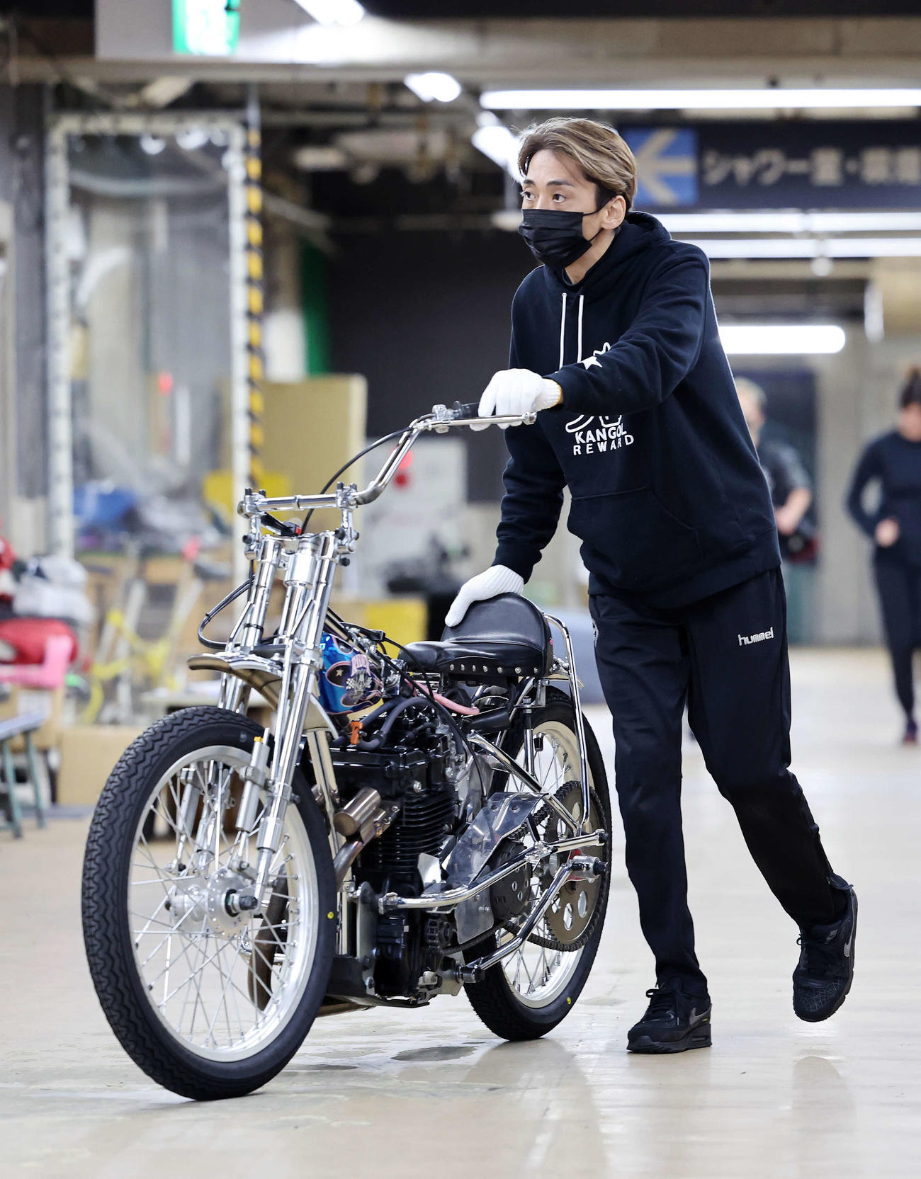 検車に向かう森且行（撮影・鈴木正人）