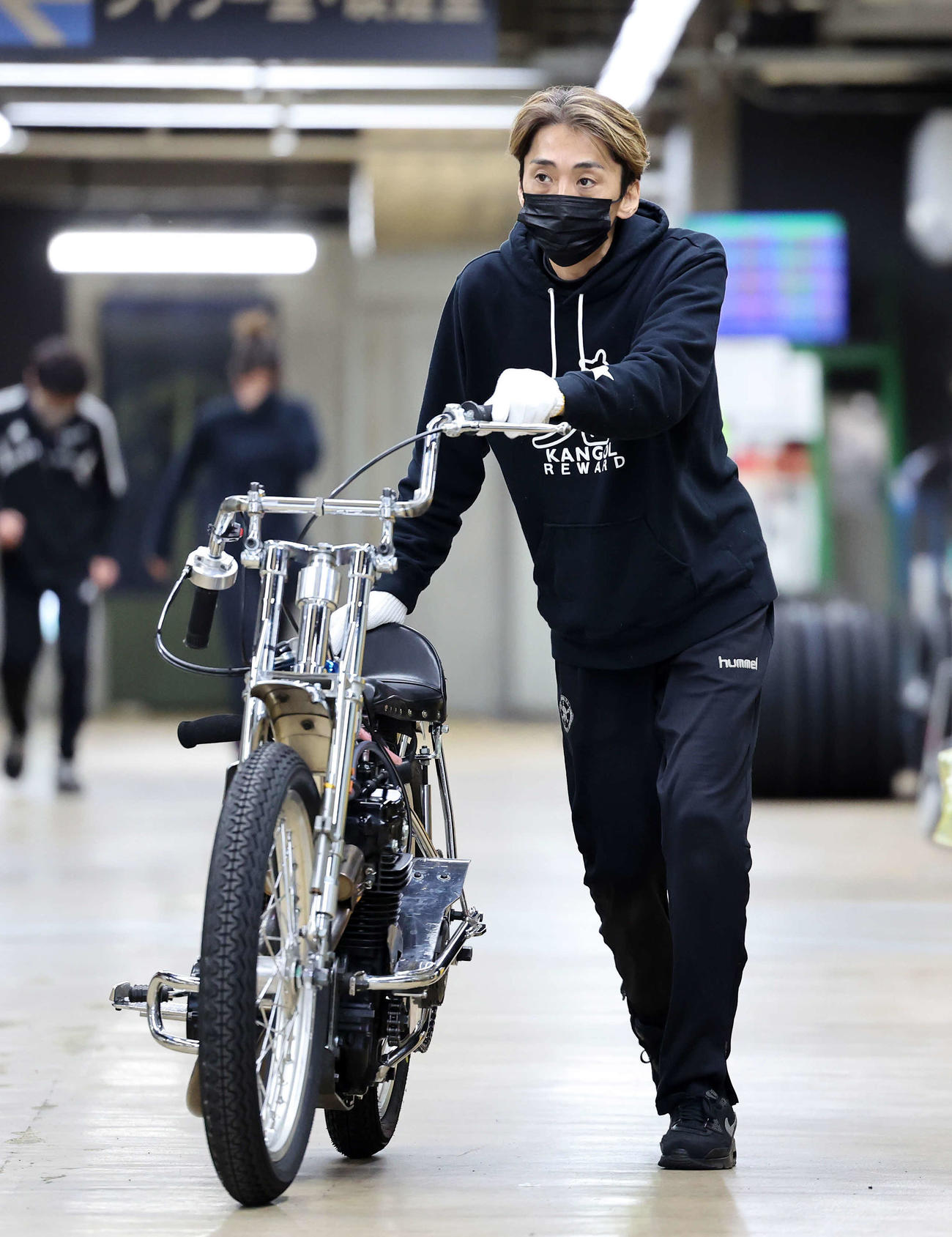 検車に向かう森且行（撮影・鈴木正人）