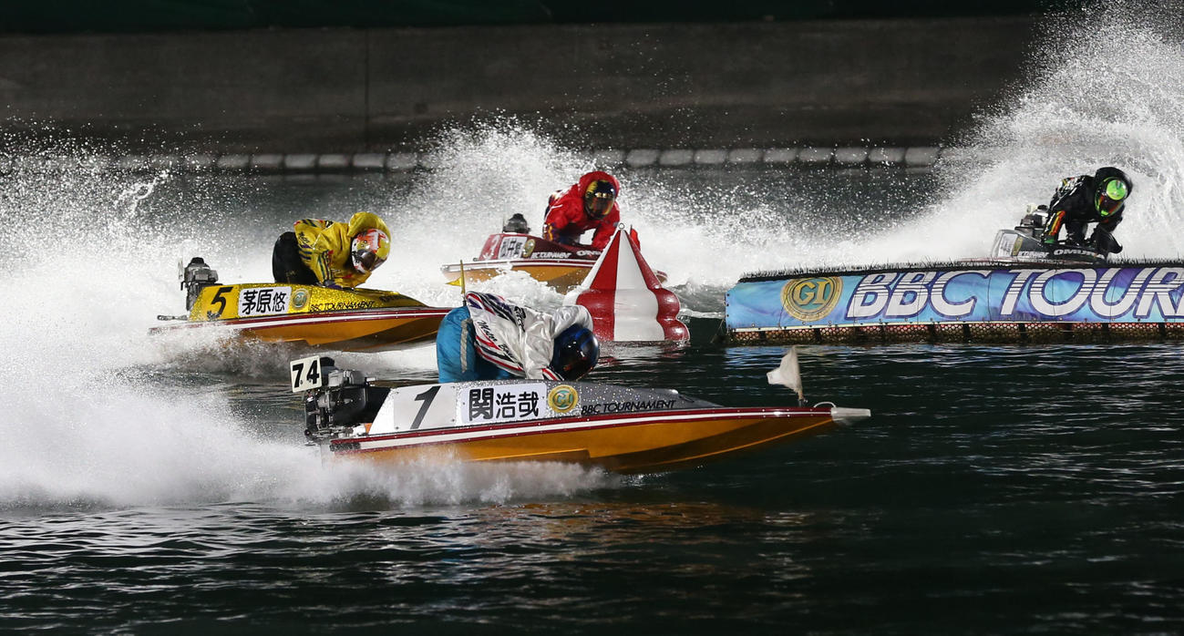 12R 2周2マーク　1着1号艇関浩哉、2着5号艇茅原悠紀（撮影・冨田成美）