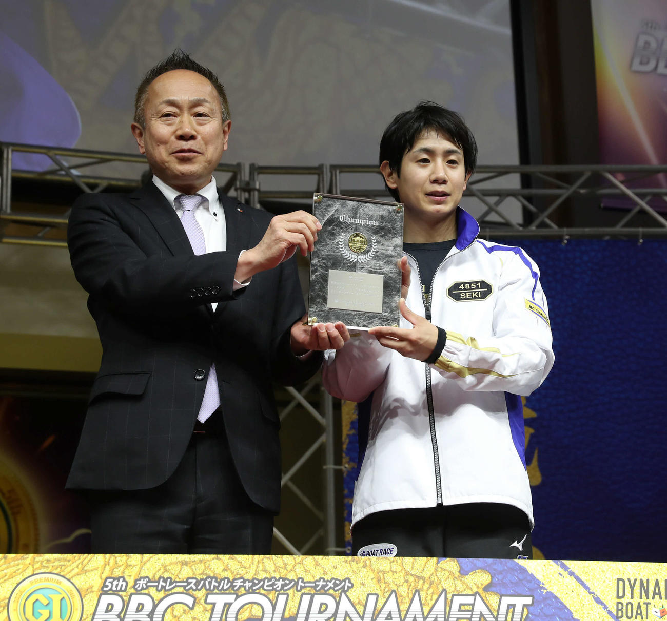 優勝し盾を手にした関浩哉（右）（撮影・冨田成美）