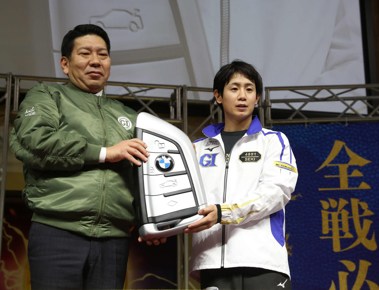 優勝し副賞の車を手にする関浩哉（右）（撮影・冨田成美）