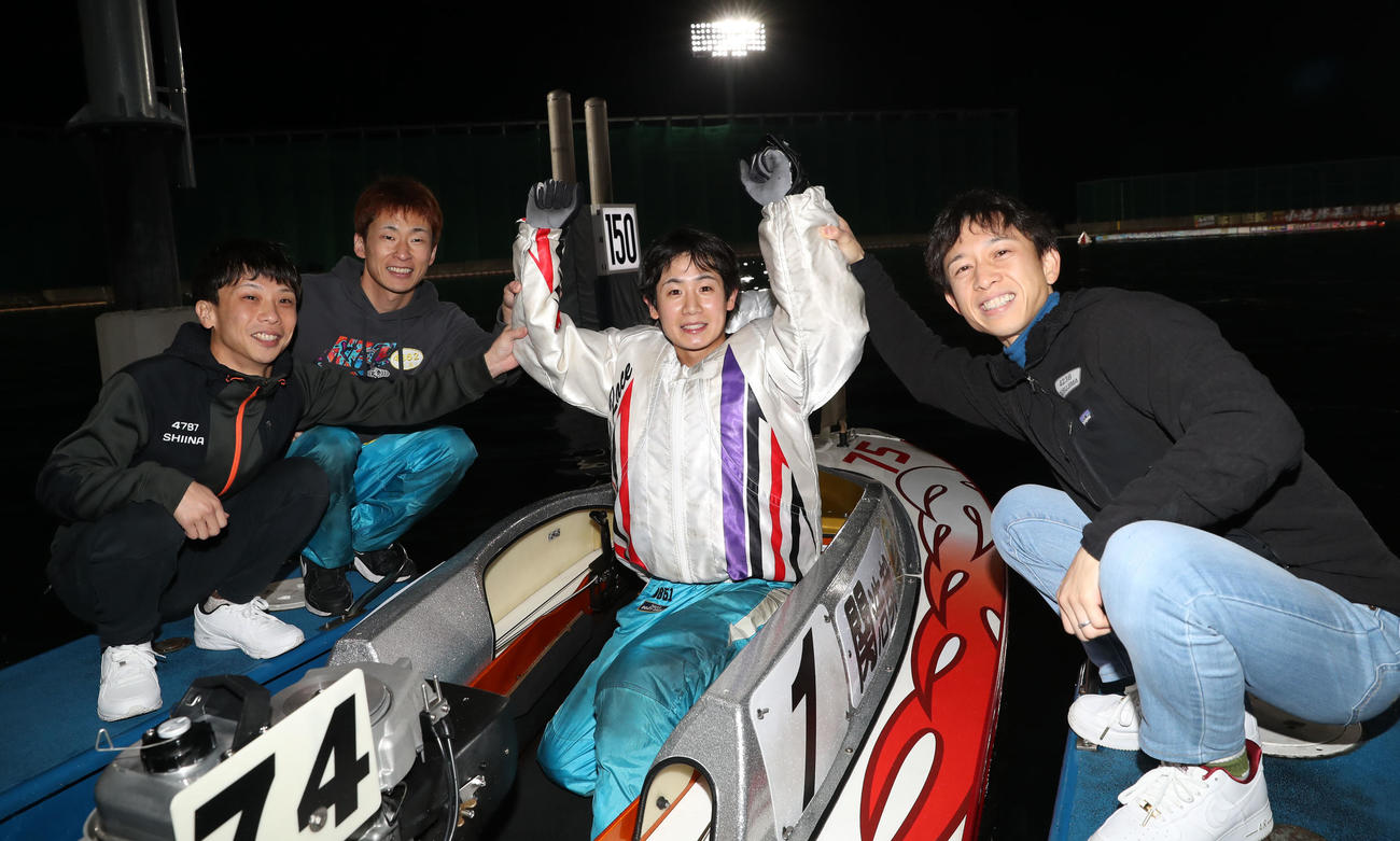 優勝した関浩哉（右から2人目）（撮影・冨田成美）