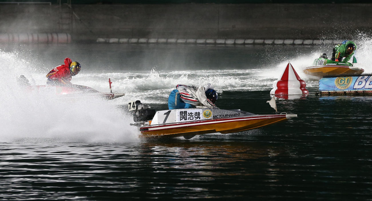12R 1周2マーク　1着1号艇関浩哉、2着5号艇茅原悠紀（撮影・冨田成美）