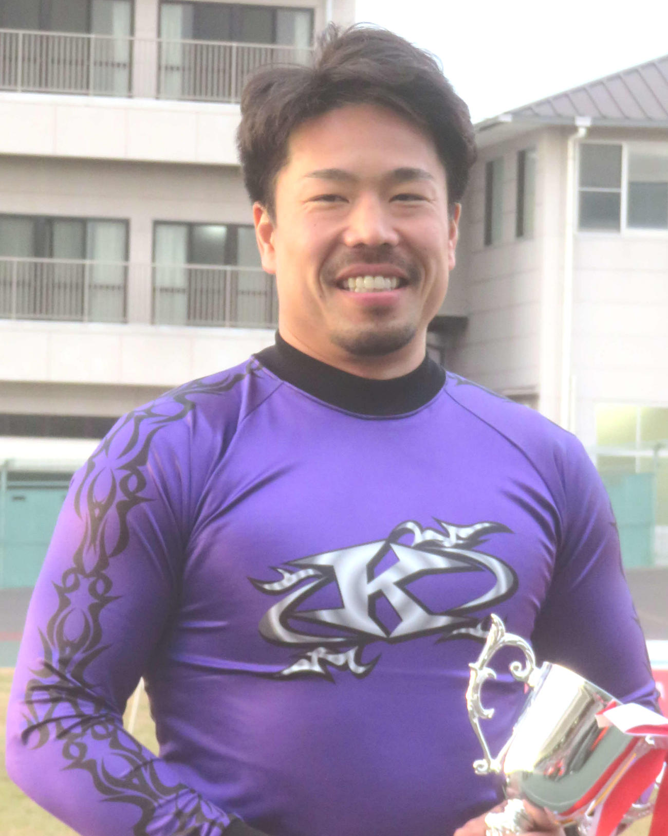 優勝カップを手に満面の笑みを見せる古性優作