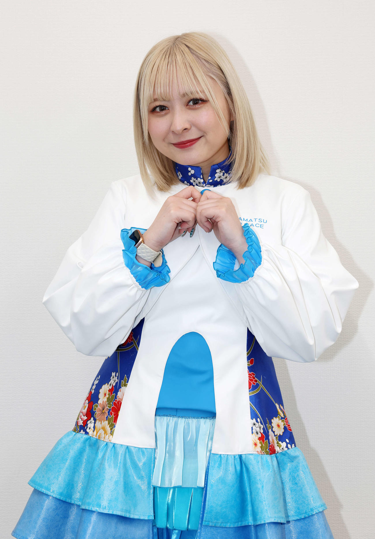 浜松オート「サンケイスポーツ杯G1第65回スピード王決定戦」のPRで来社したレースヴィーナスのJIN（撮影・宮地輝）