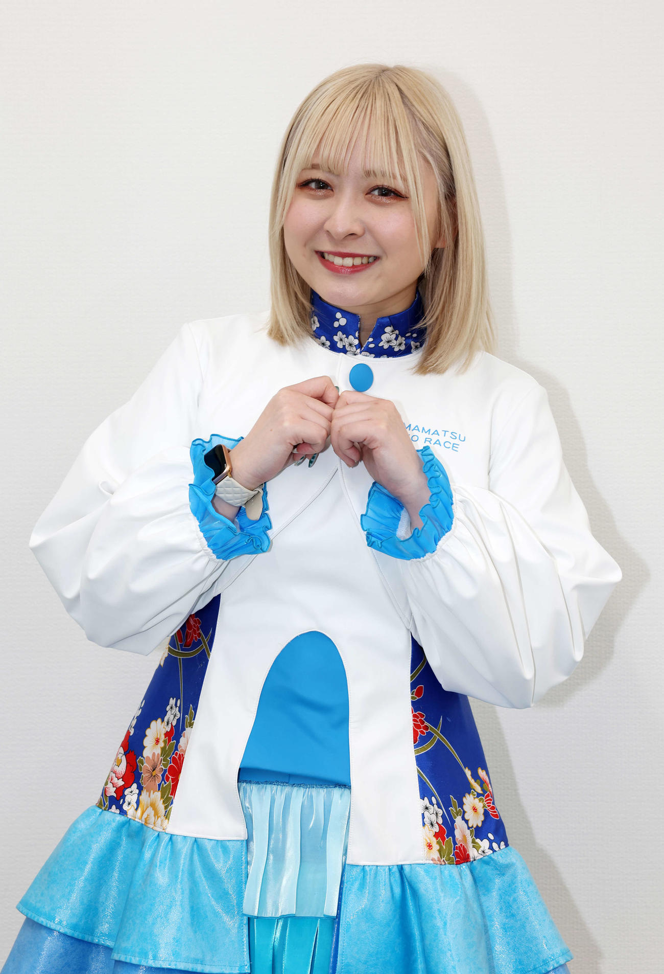 浜松オート「サンケイスポーツ杯G1第65回スピード王決定戦」のPRで来社したレースヴィーナスのJIN（撮影・宮地輝）