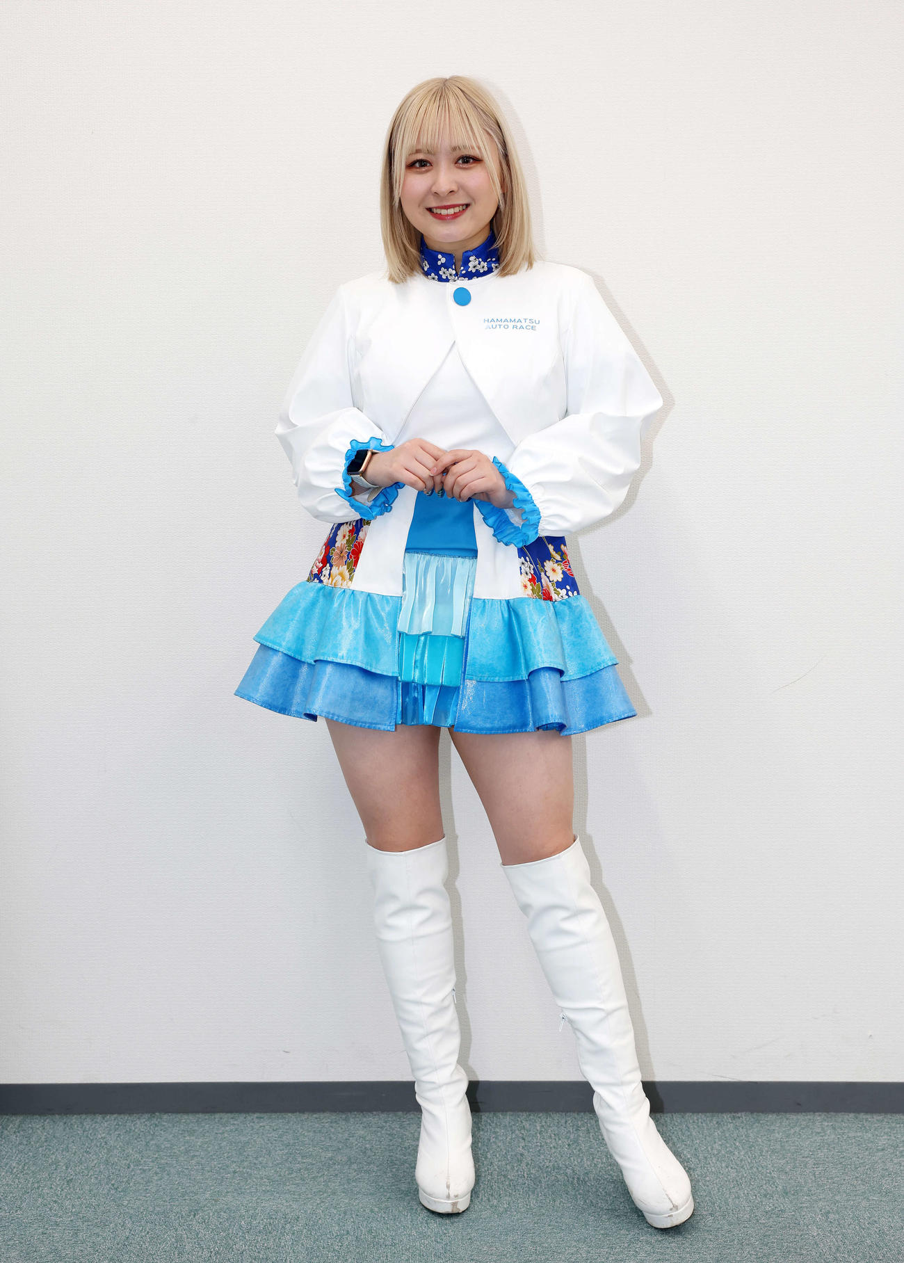 浜松オート「サンケイスポーツ杯G1第65回スピード王決定戦」のPRで来社したレースヴィーナスのJIN（撮影・宮地輝）