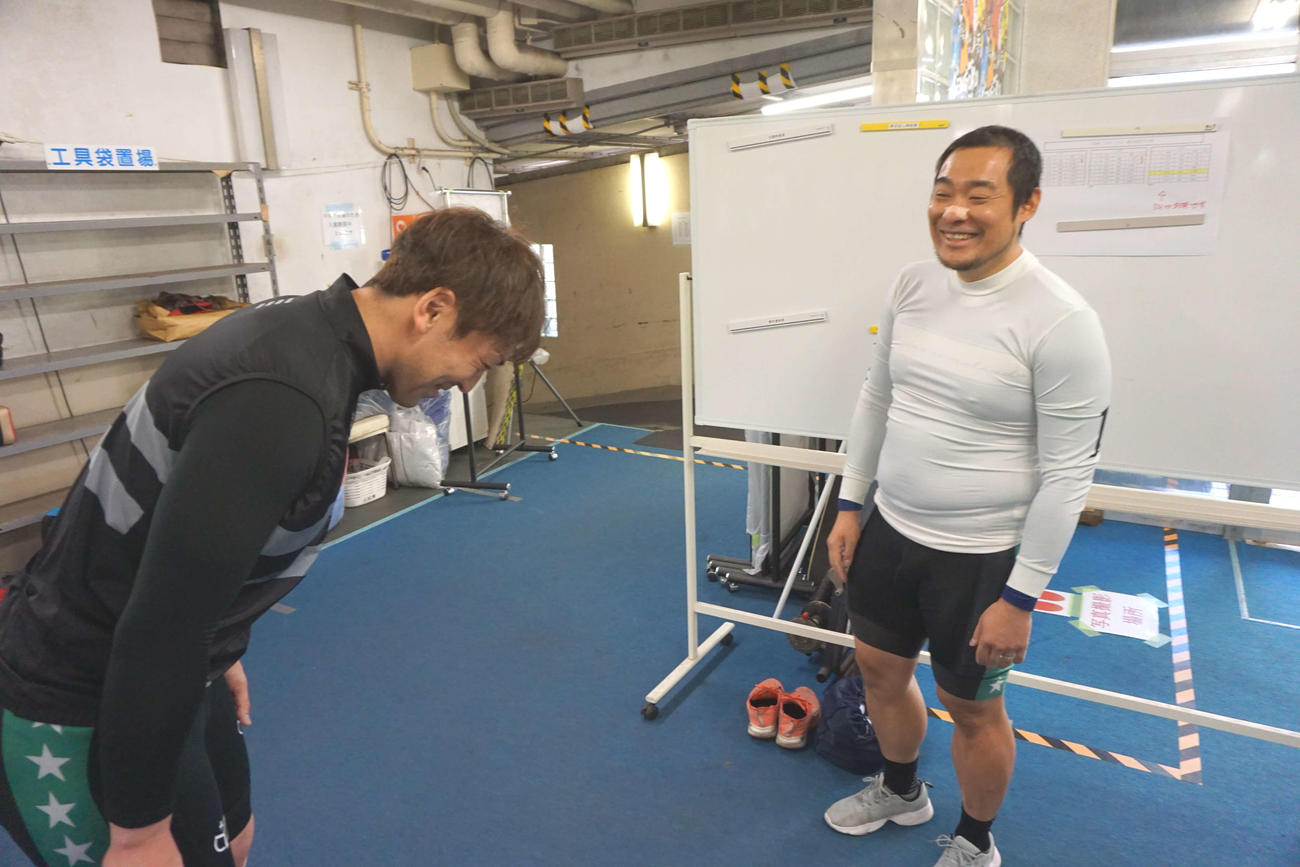 浦野慈生(左)は兄弟子の伊藤翼に頭が上がらない