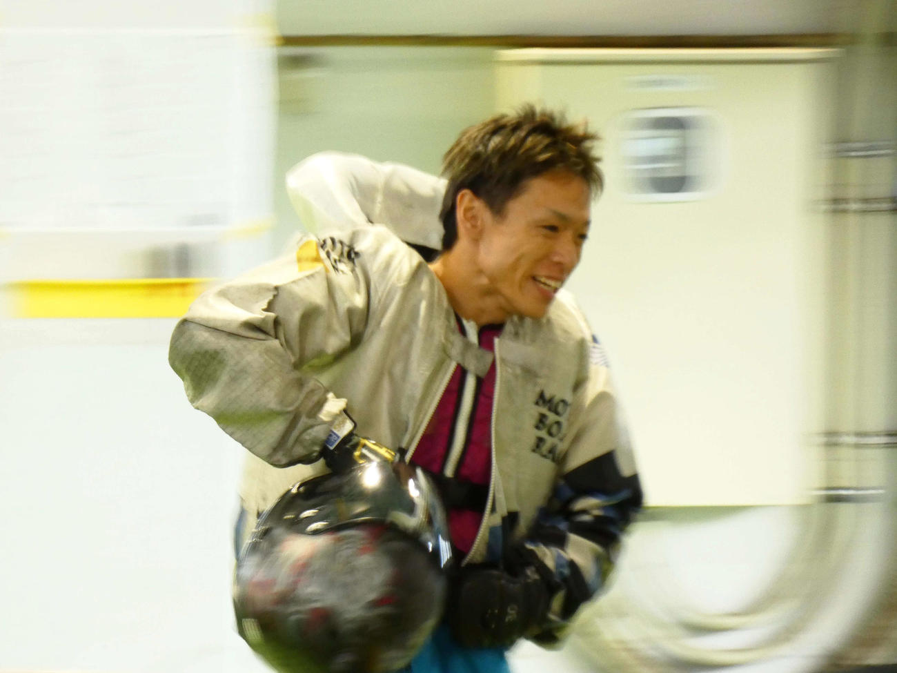 行き足抜群の塩田北斗がイン速攻だ