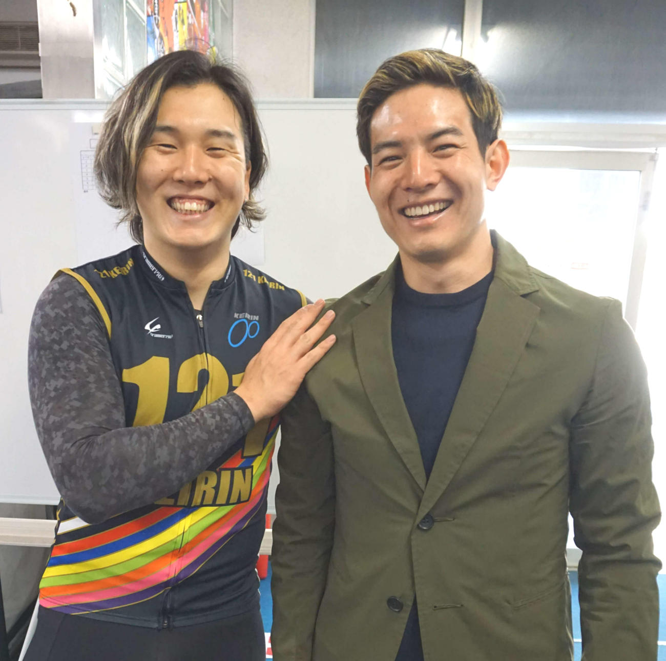 笑顔の斎藤雄行(右)と末広快理は内心バチバチ？