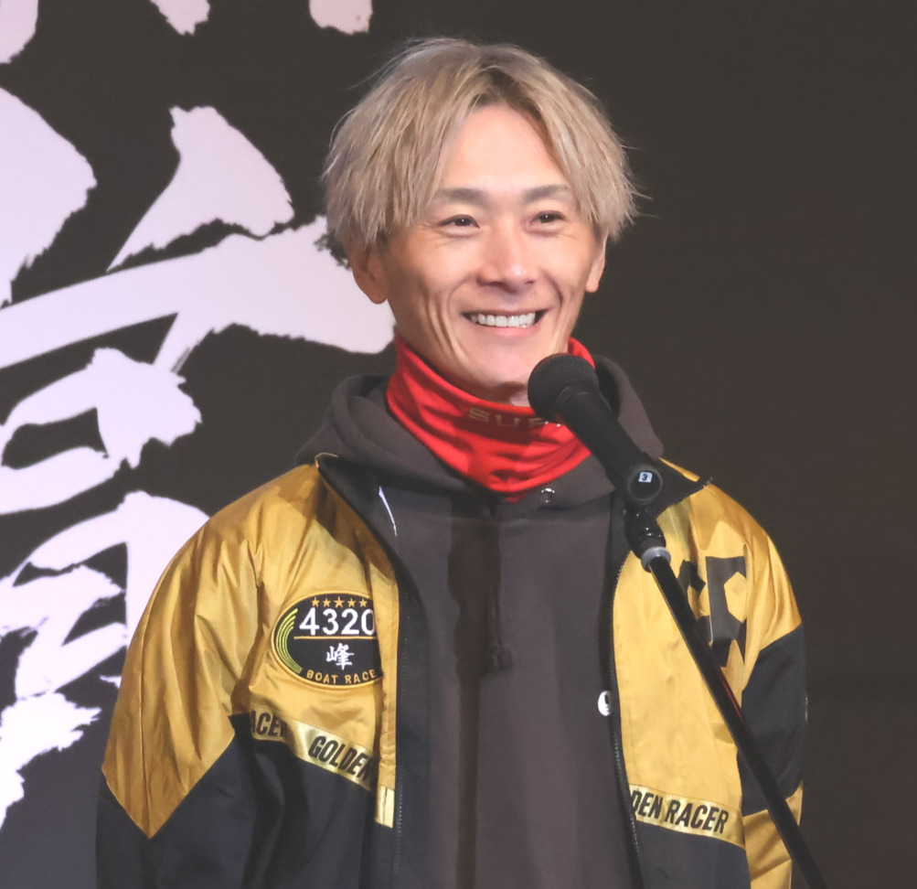 ドリーム戦の出場選手インタビューに答える峰竜太