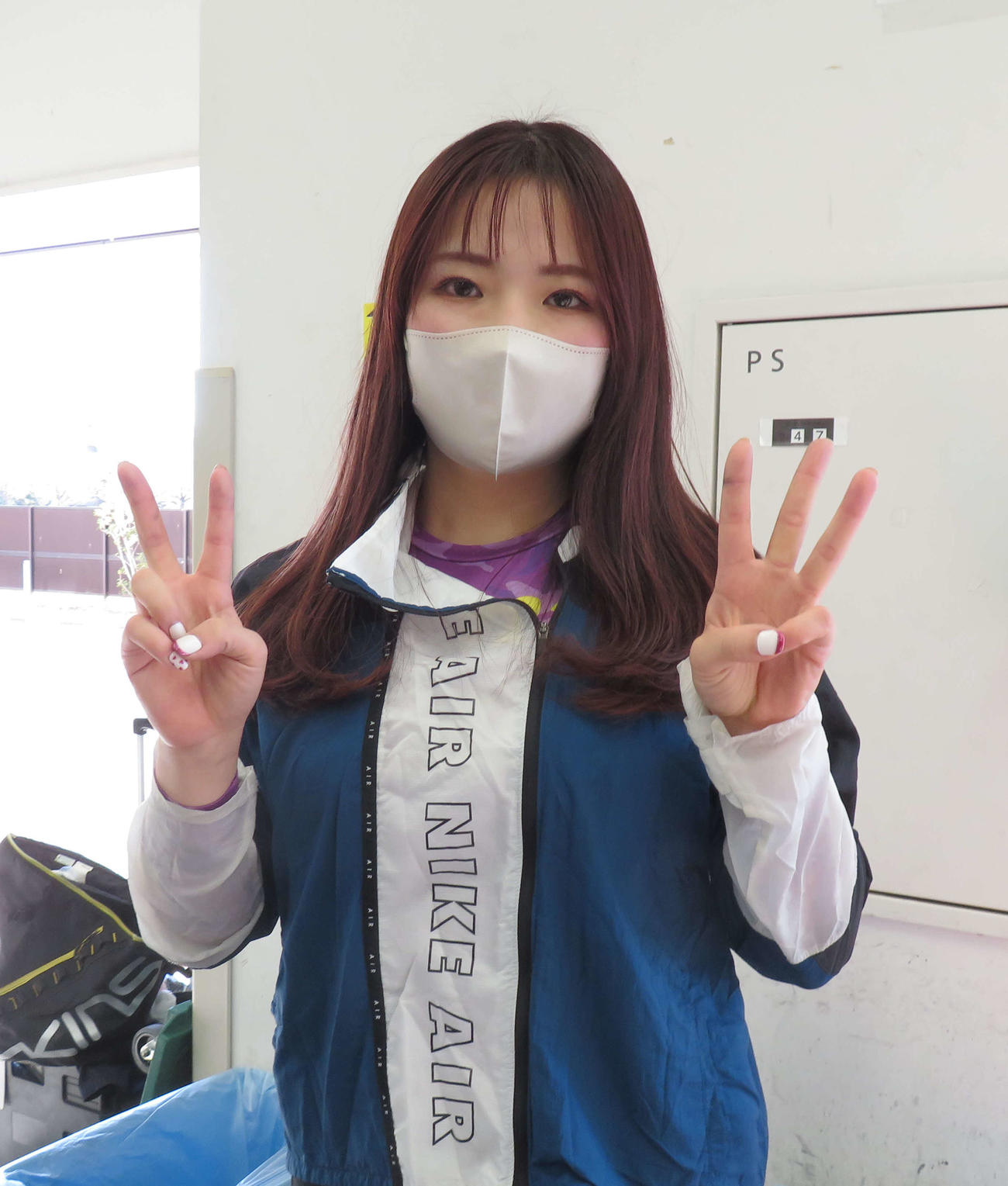 師匠の山田二三補（引退）の名前を表現する田中千尋。弟子共通の決めポーズ（撮影・栗田文人）