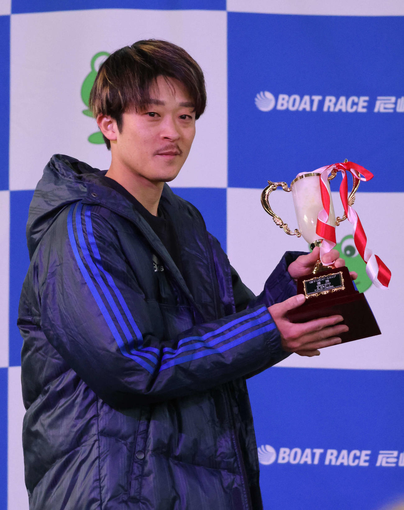 優勝戦は和田拓也が混戦の1Mを抜け出してV奪取。優勝カップを手に笑顔を見せた