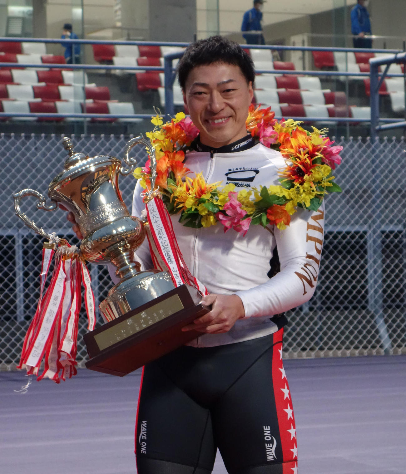 地元G3を初制覇し優勝カップを手にする新田祐大