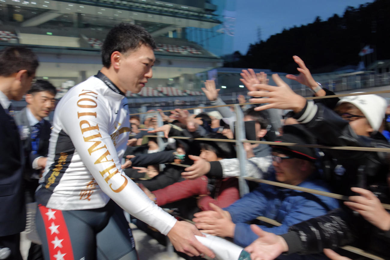 地元ファンにプレゼントを手渡す新田祐大＝2024／01／28