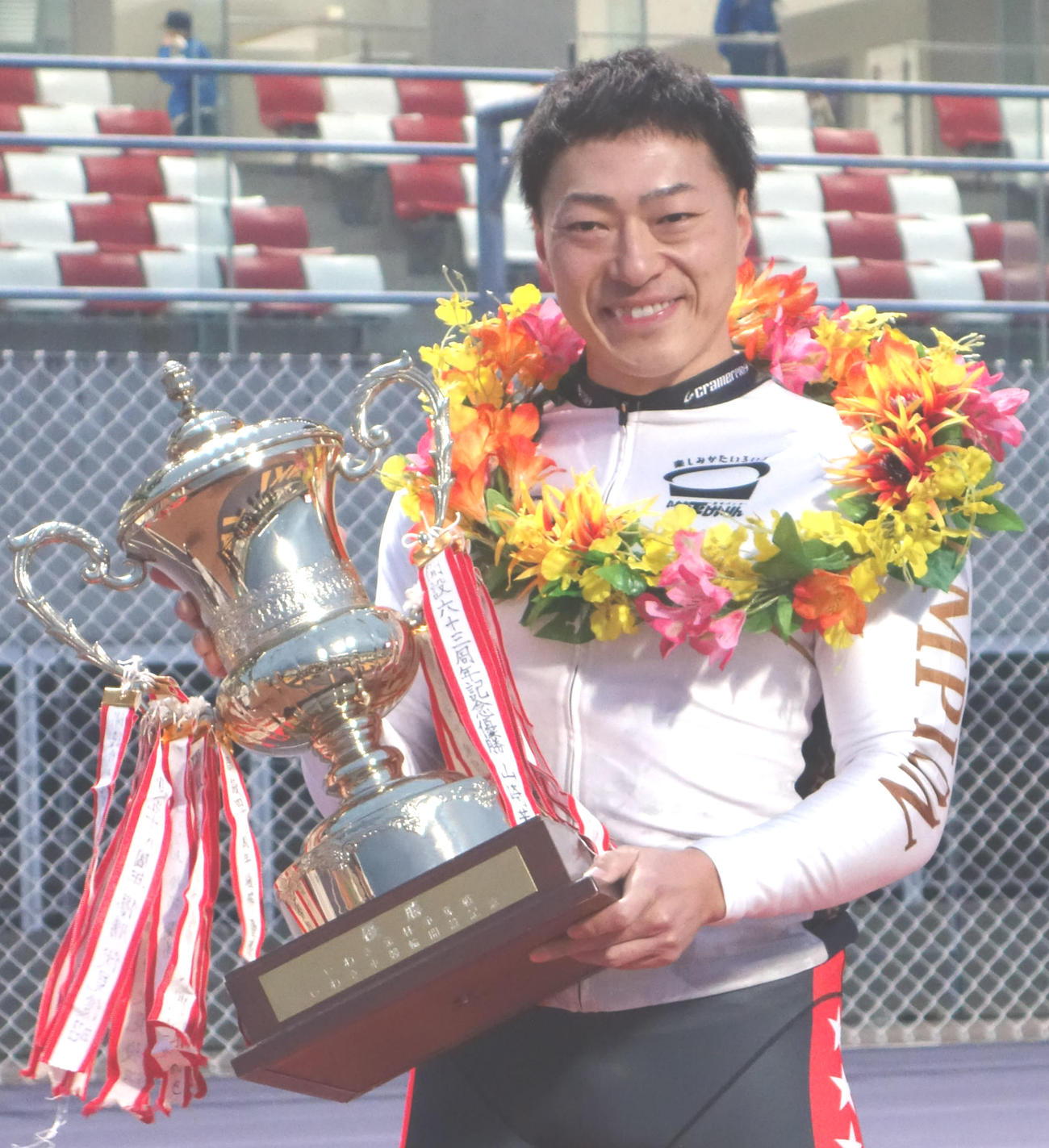 地元G3を初制覇し優勝カップを手にする新田祐大