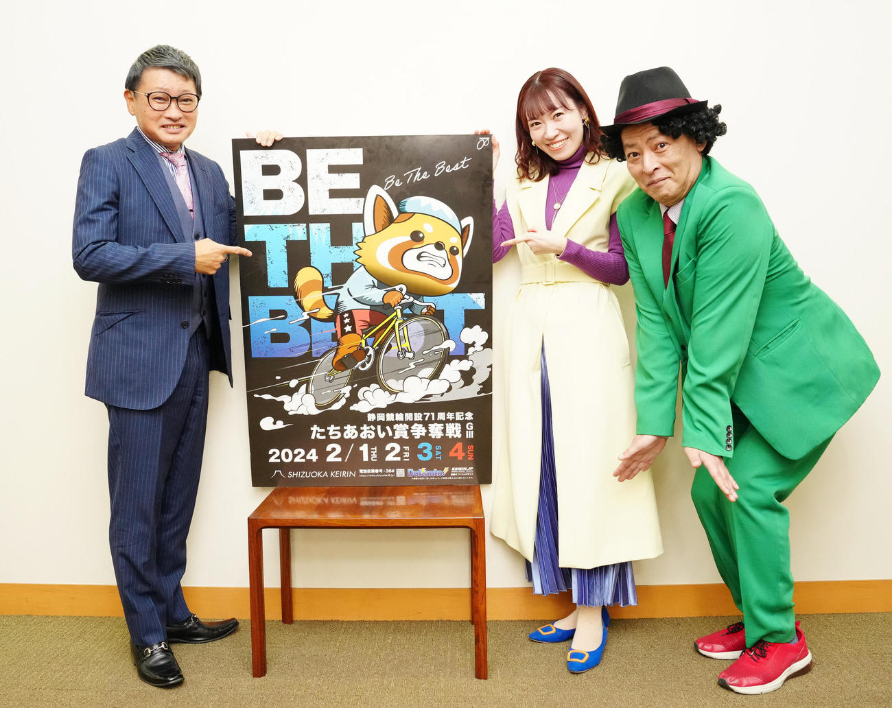 静岡競輪「たちあおい賞争奪戦」のPRで来社した、左からCS解説者の伊藤勝也さん、式典MCの半田いまりさん、競輪予想漫談師の店長（撮影・江口和貴）